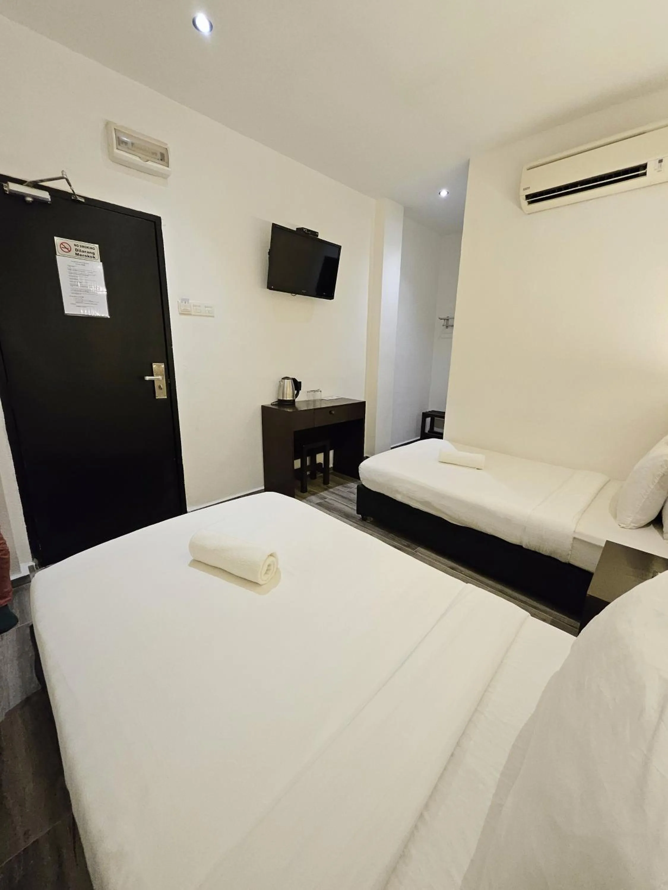 Bedroom, Bed in Georgetown Inn by Sky Hive