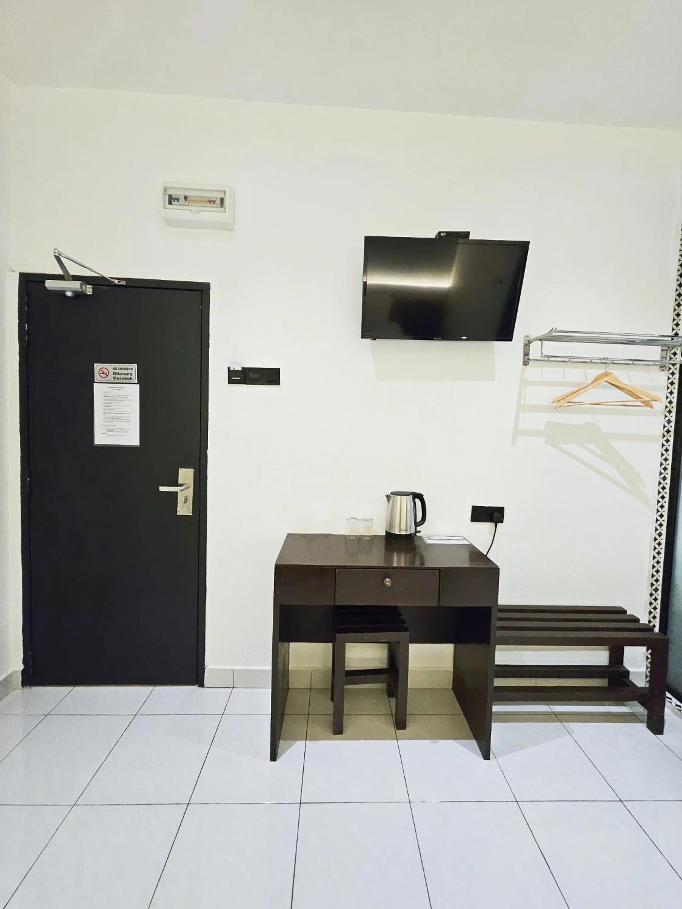 Bedroom in Georgetown Inn by Sky Hive