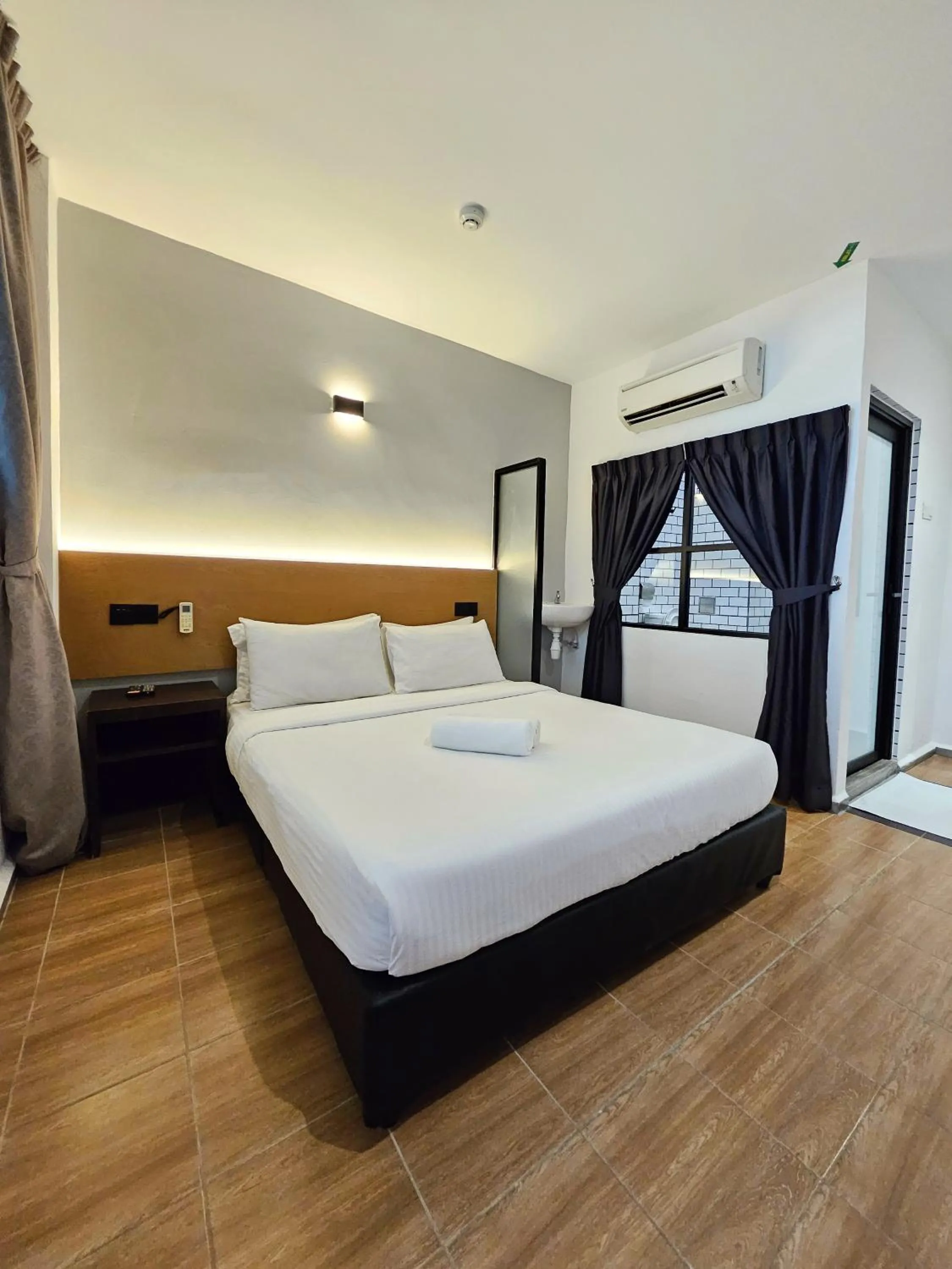 Bed in Georgetown Inn by Sky Hive