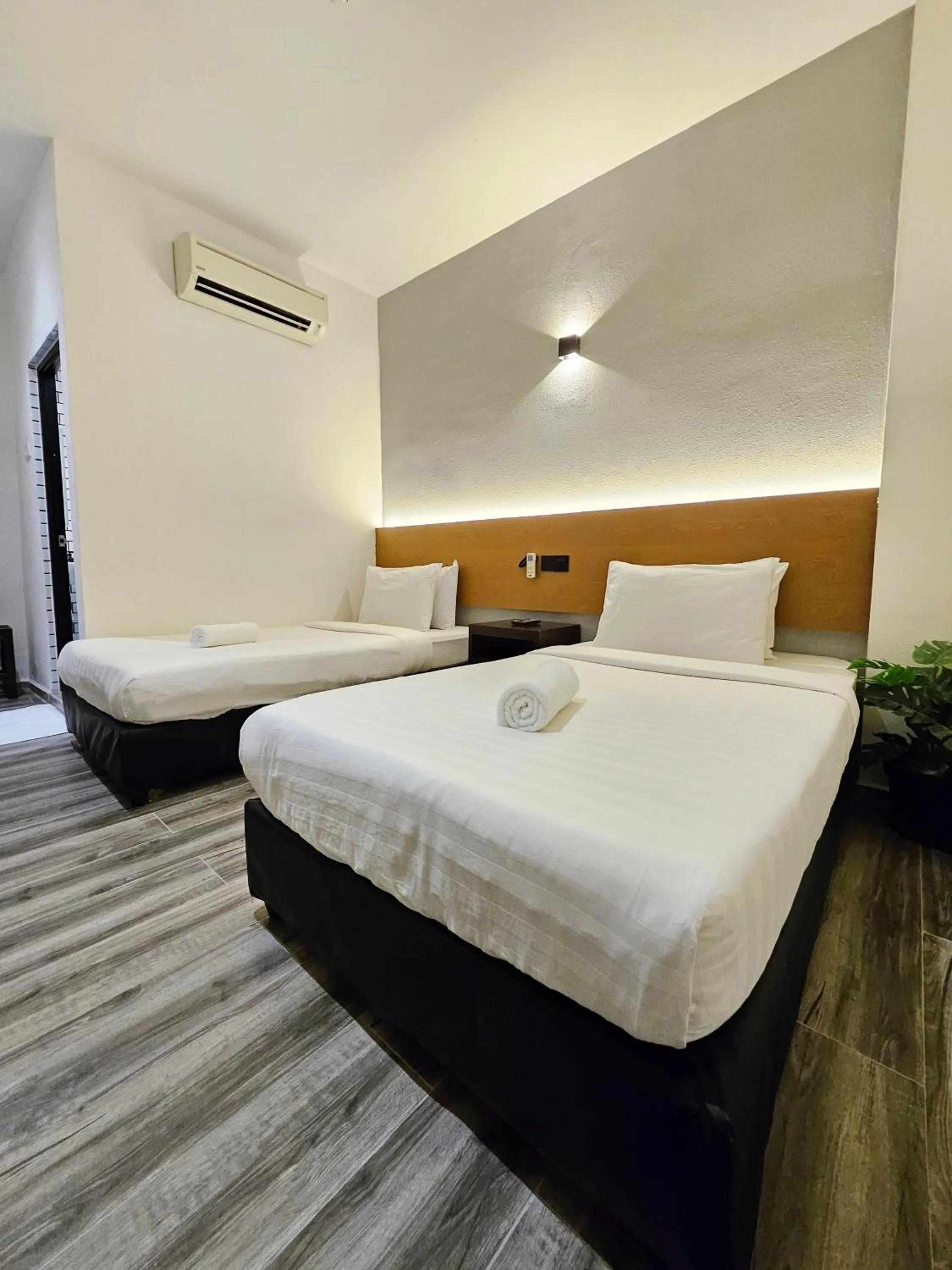 Bed in Georgetown Inn by Sky Hive