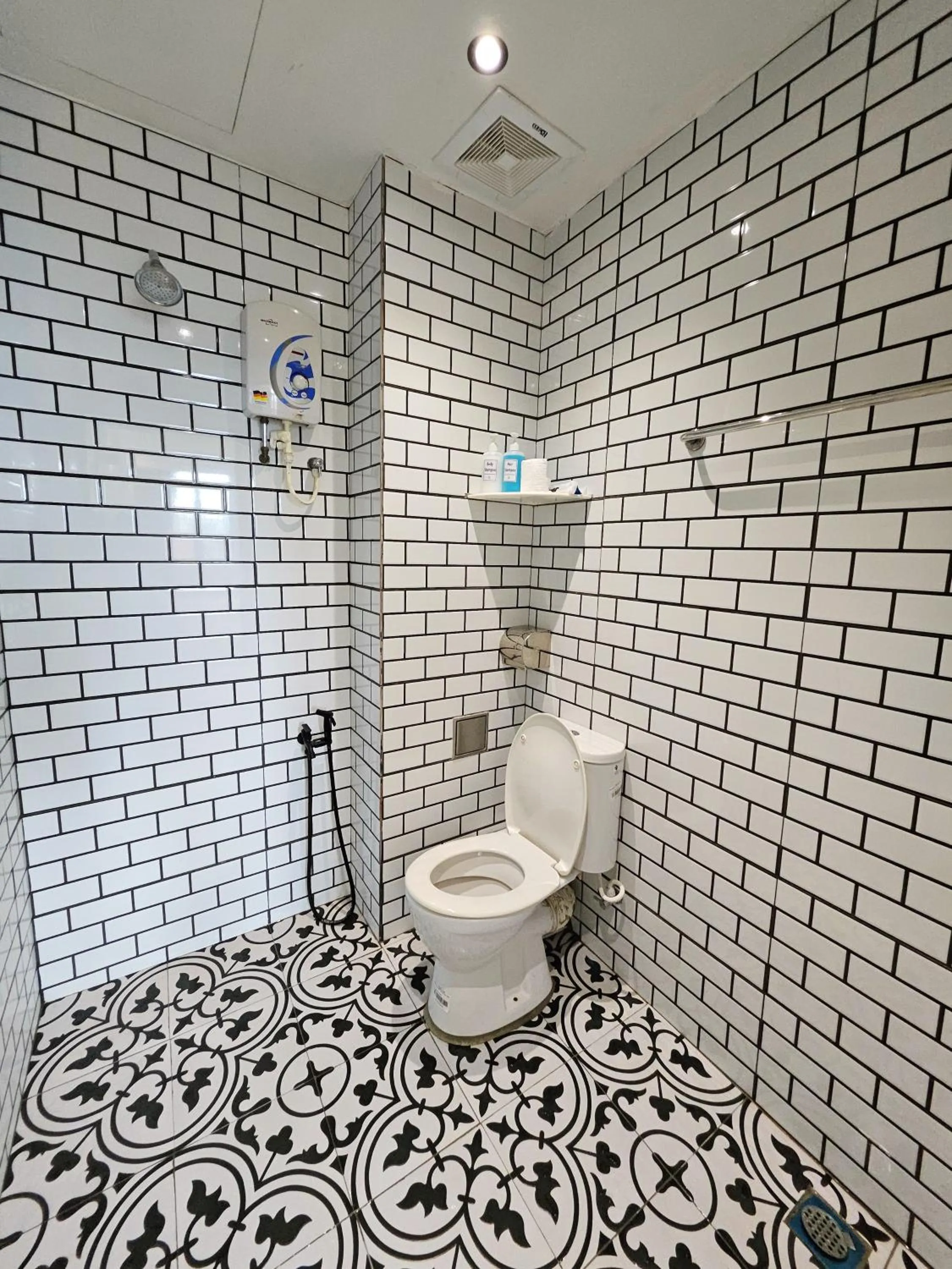 Bathroom in Georgetown Inn by Sky Hive