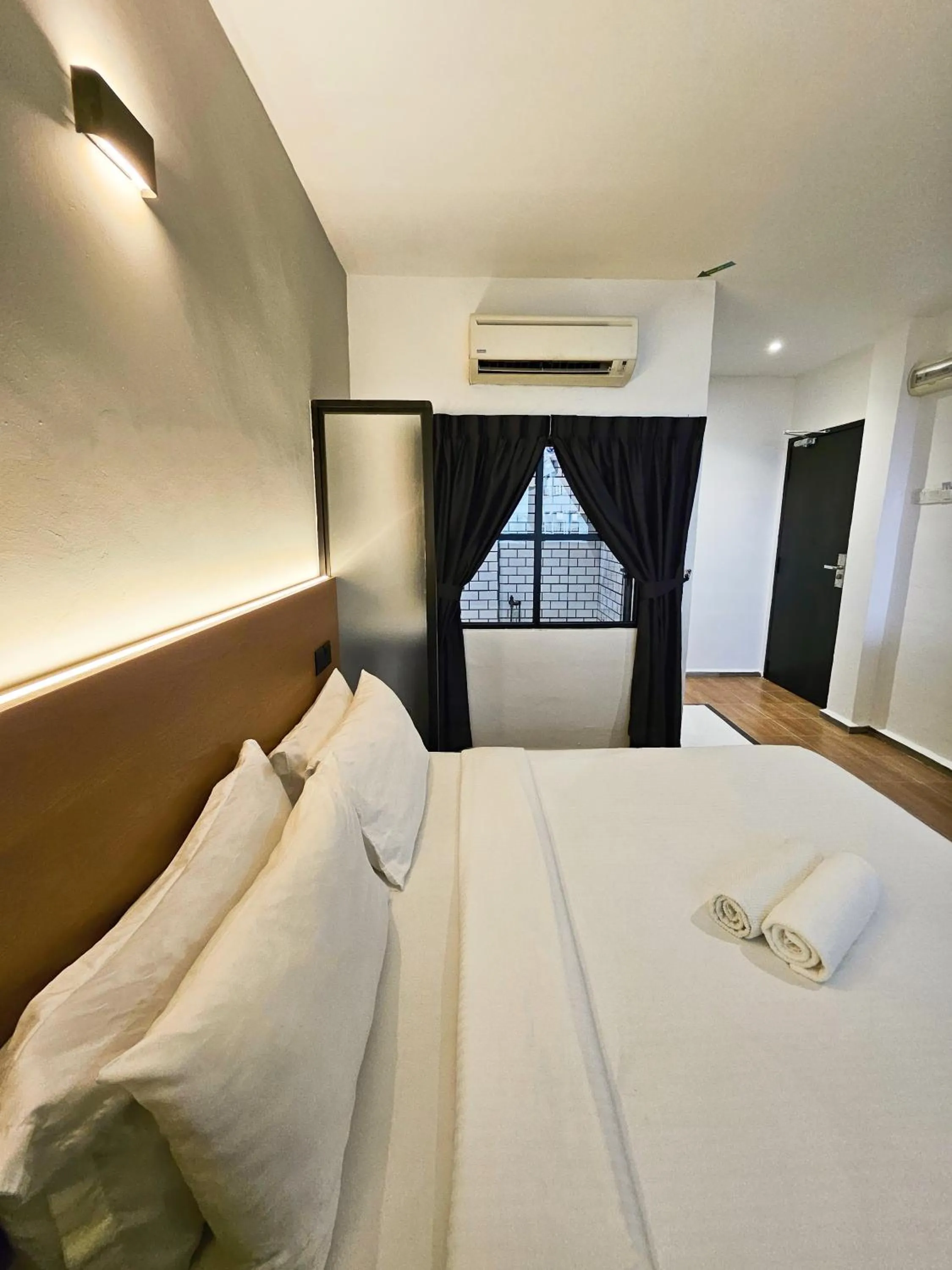 Bed in Georgetown Inn by Sky Hive