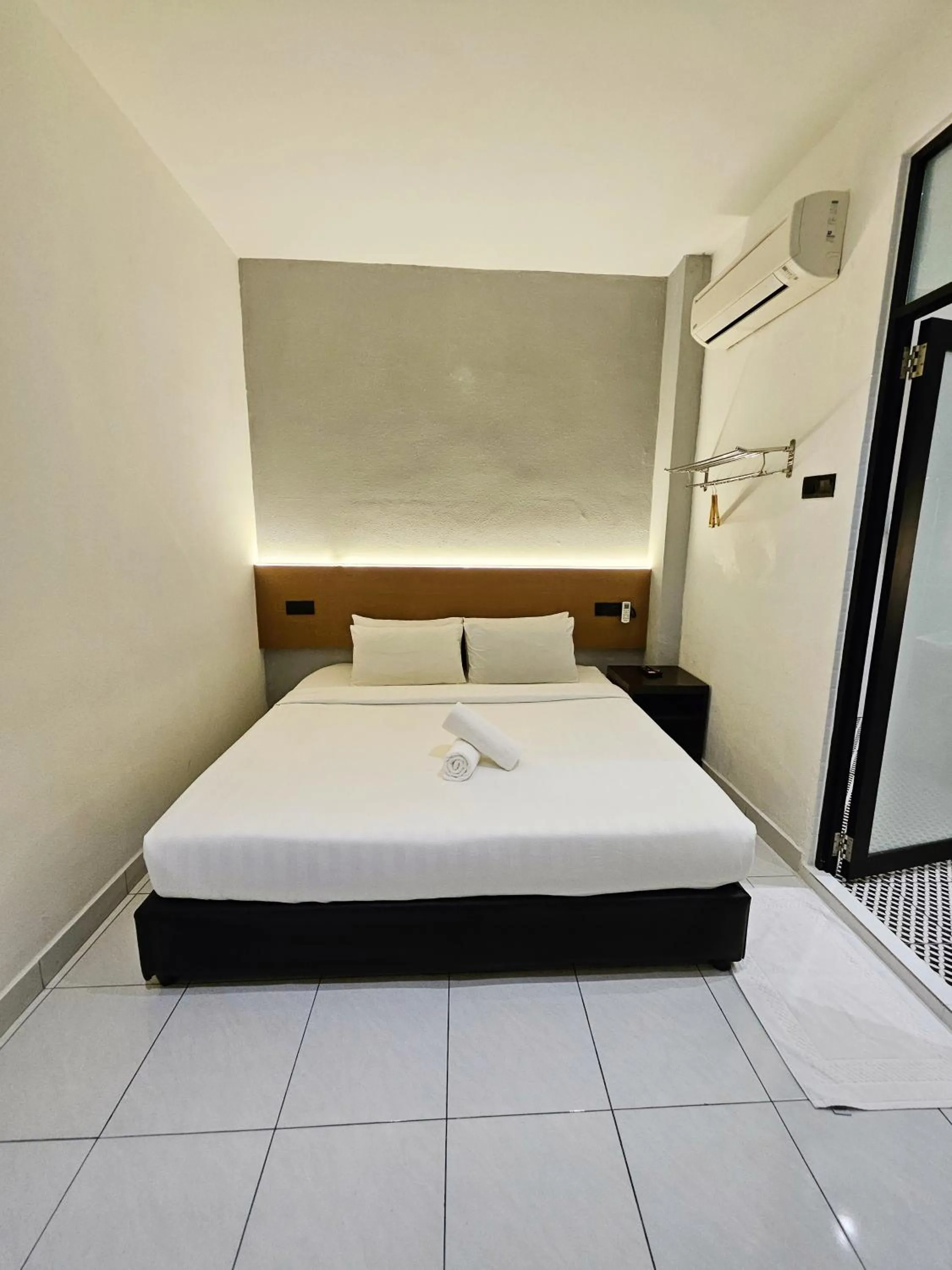 Bed in Georgetown Inn by Sky Hive