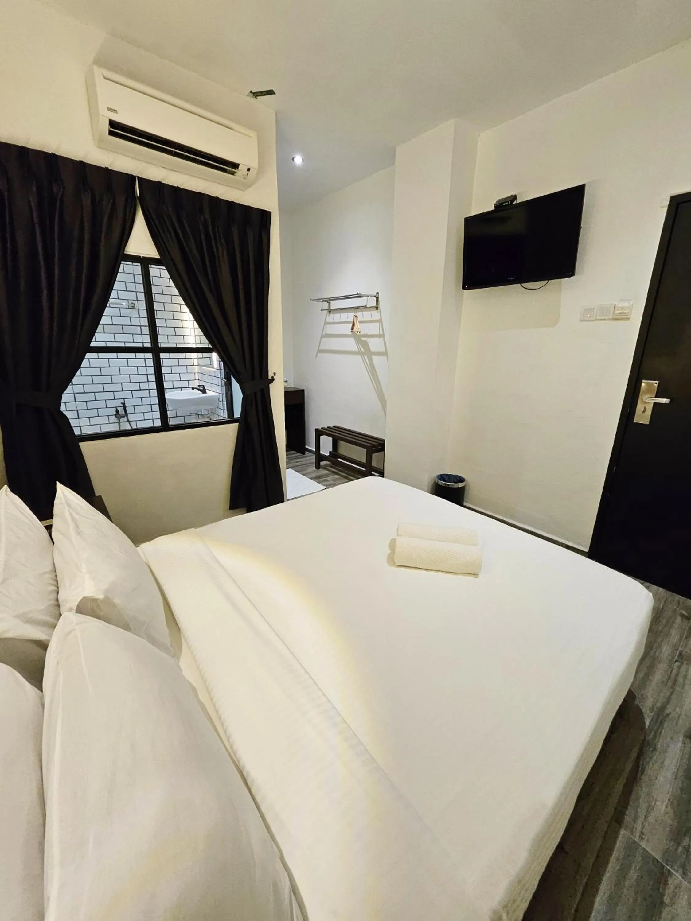 Bed in Georgetown Inn by Sky Hive