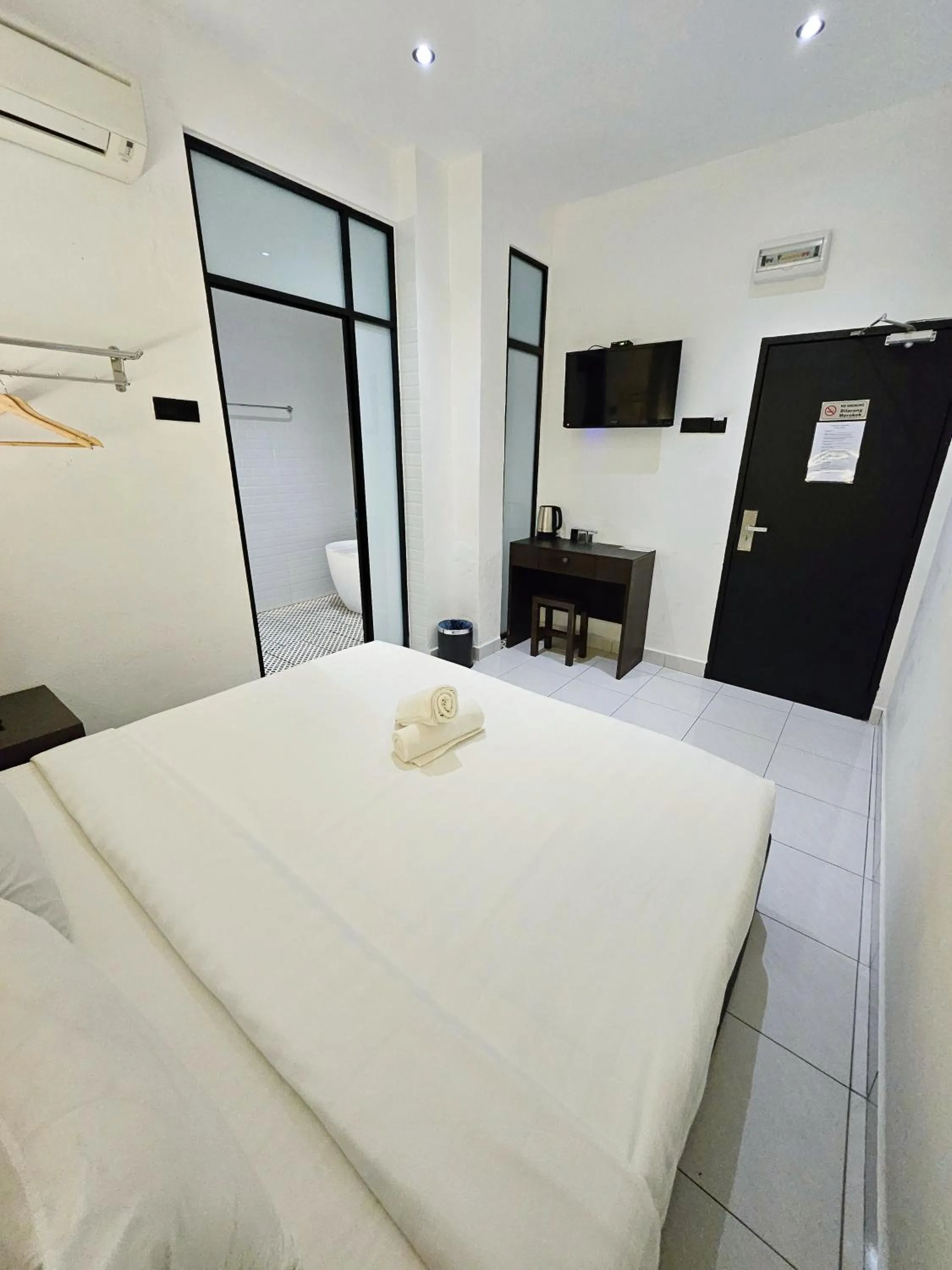 Bed in Georgetown Inn by Sky Hive