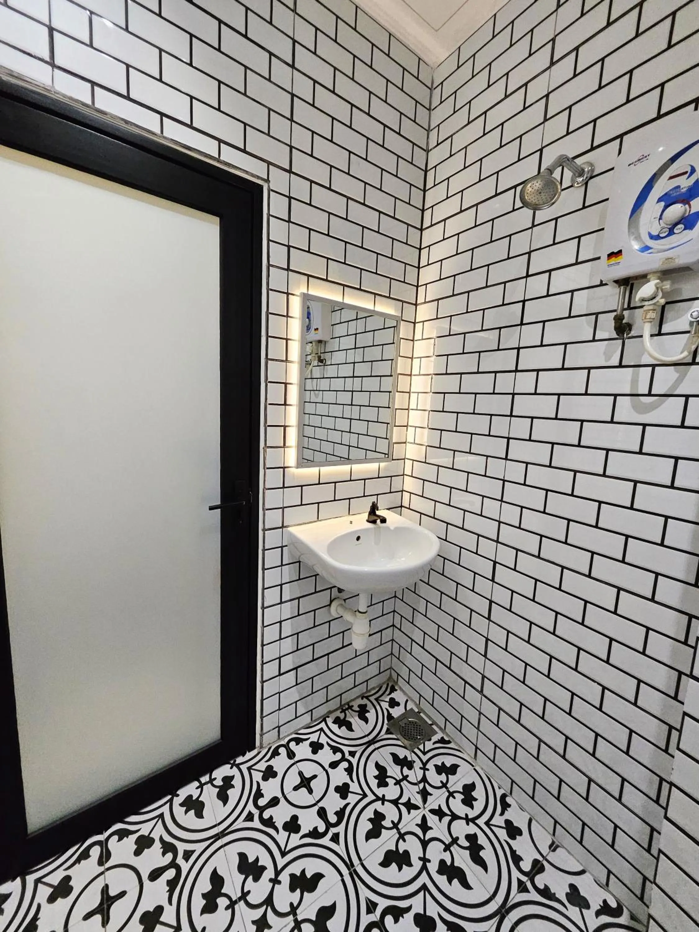 Bathroom in Georgetown Inn by Sky Hive