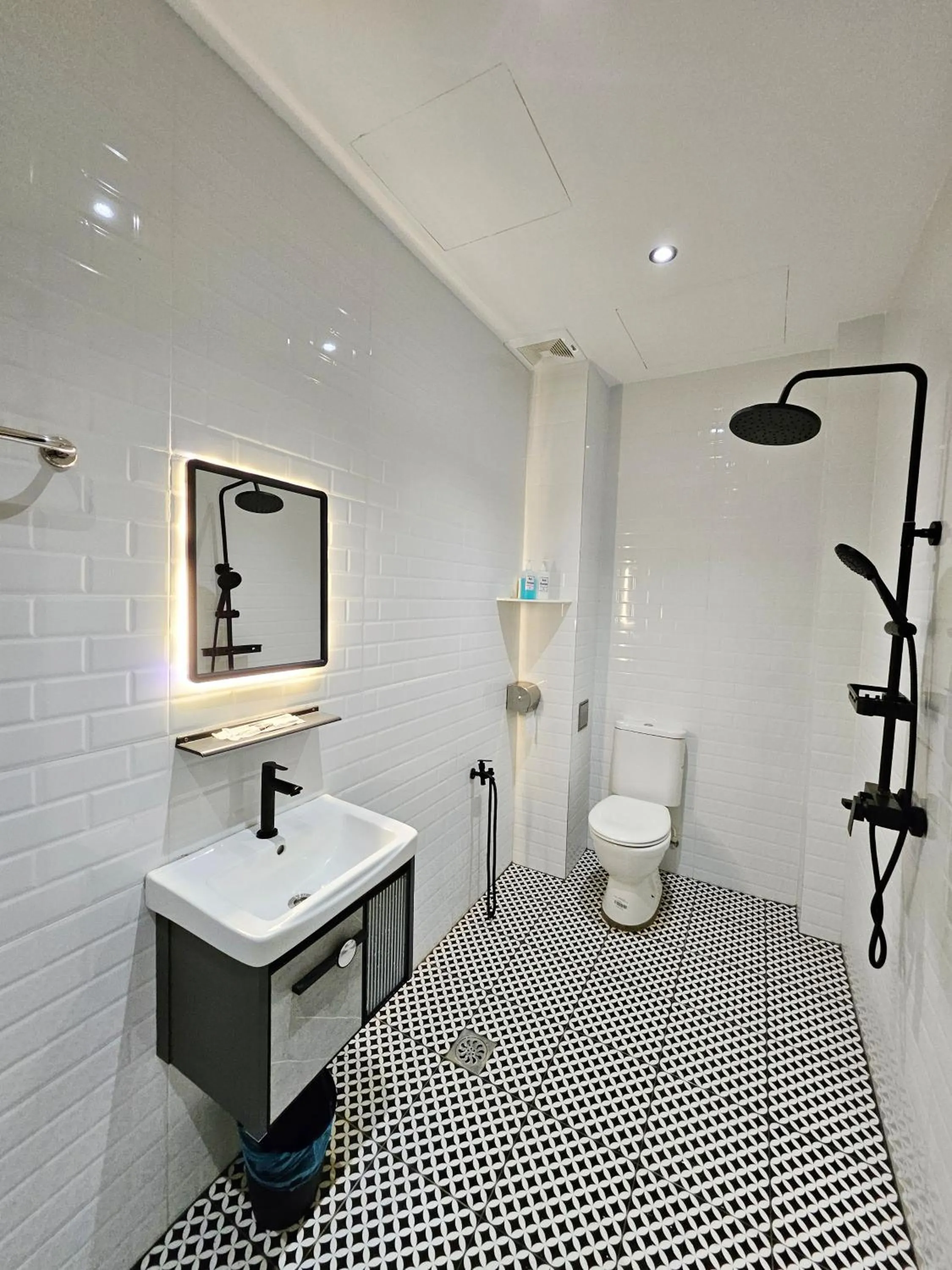 Shower in Georgetown Inn by Sky Hive