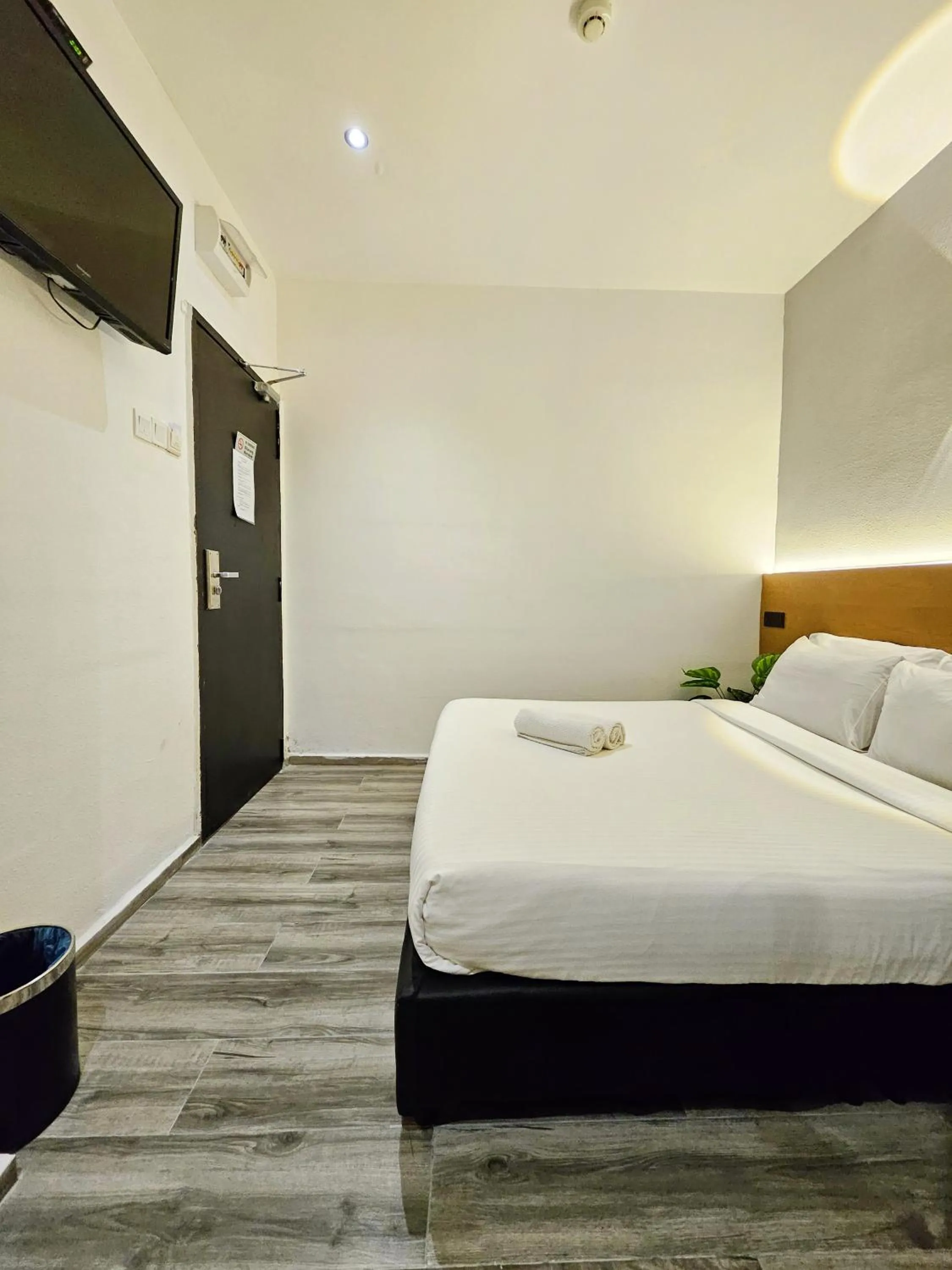 Photo of the whole room, Bed in Georgetown Inn by Sky Hive