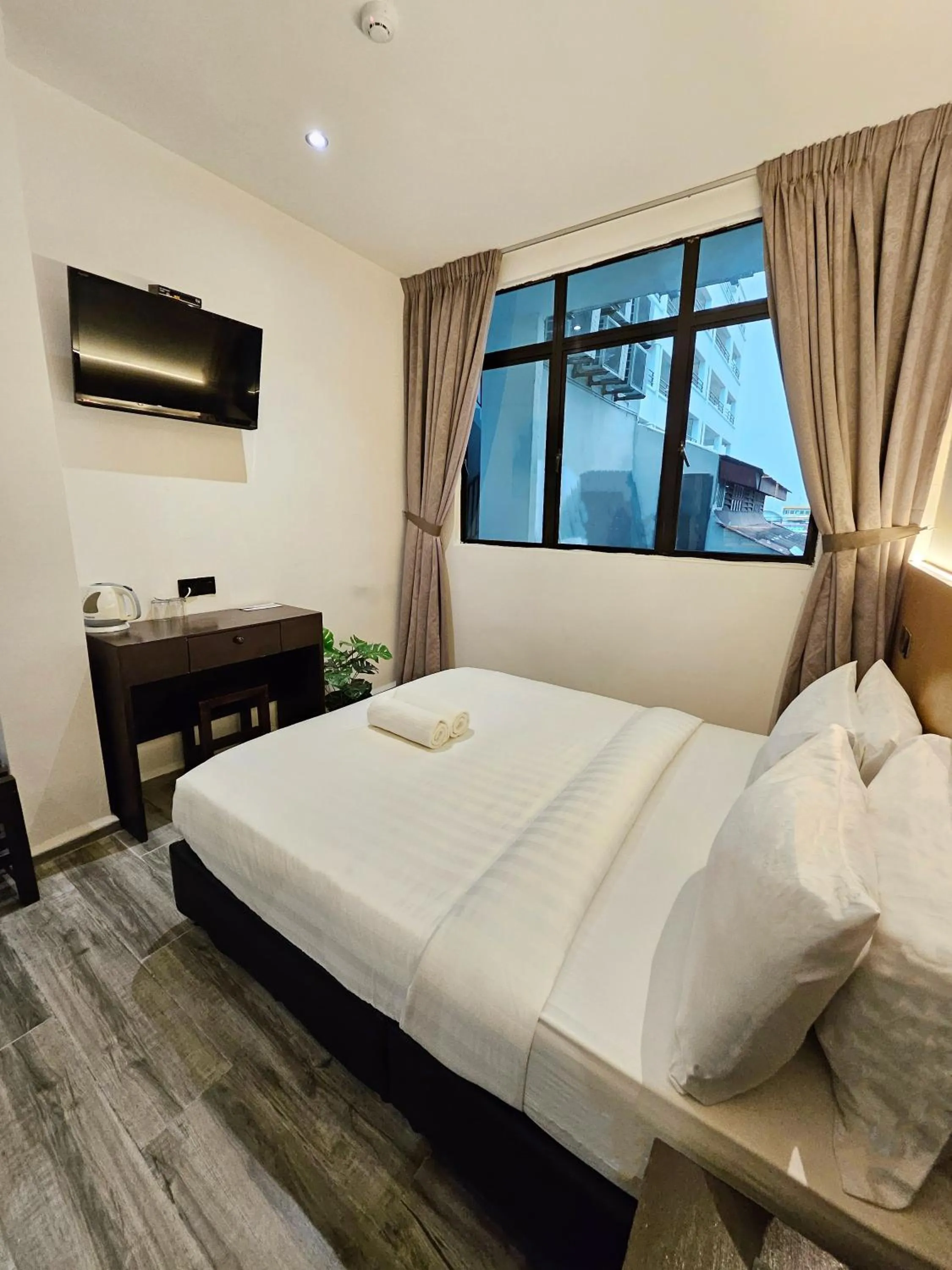 Bedroom, Bed in Georgetown Inn by Sky Hive