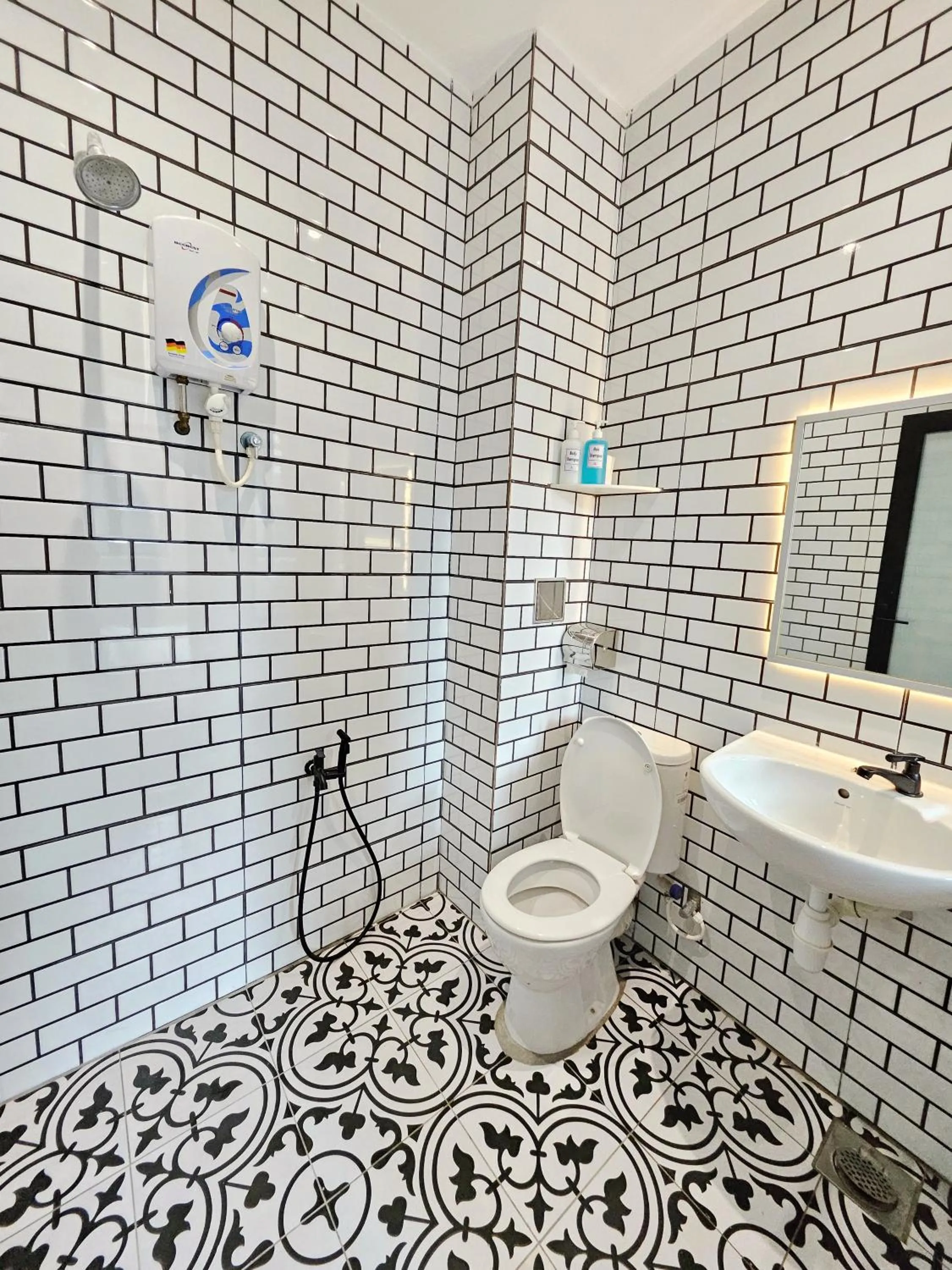 Bathroom in Georgetown Inn by Sky Hive