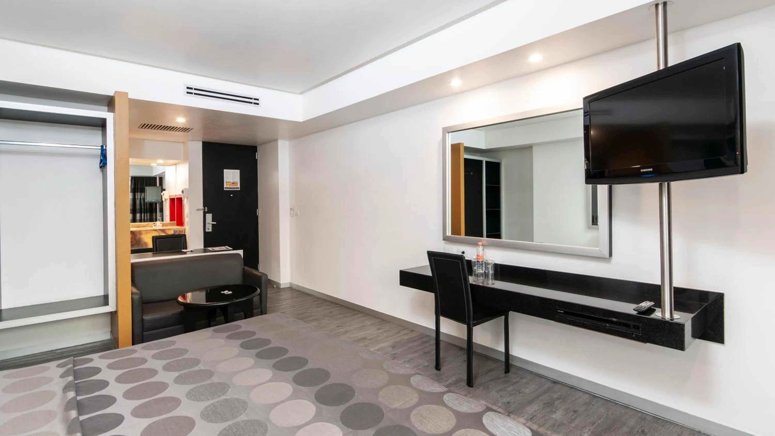 Photo of the whole room in Hotel Harare