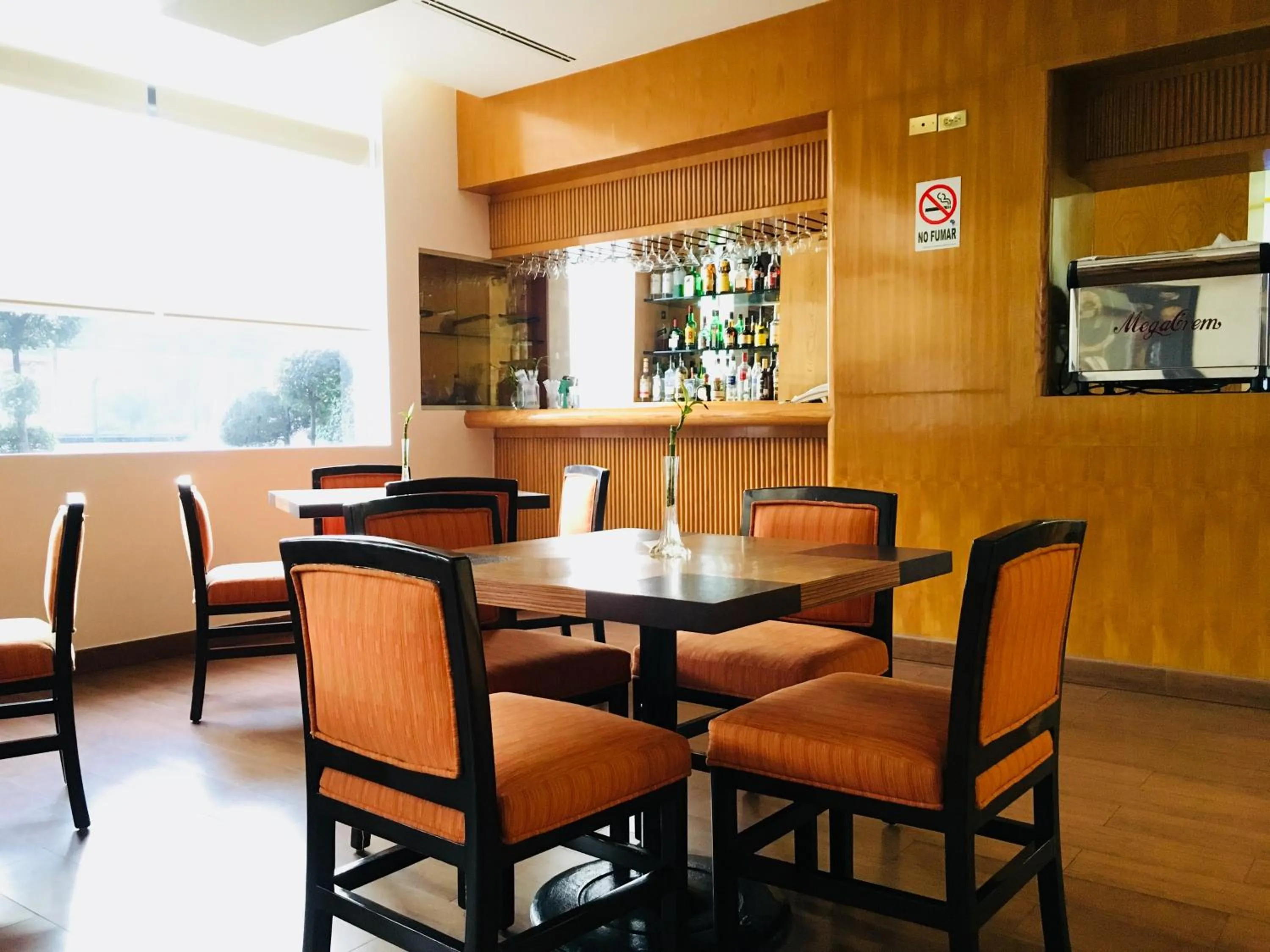 Restaurant/places to eat in Hotel Harare