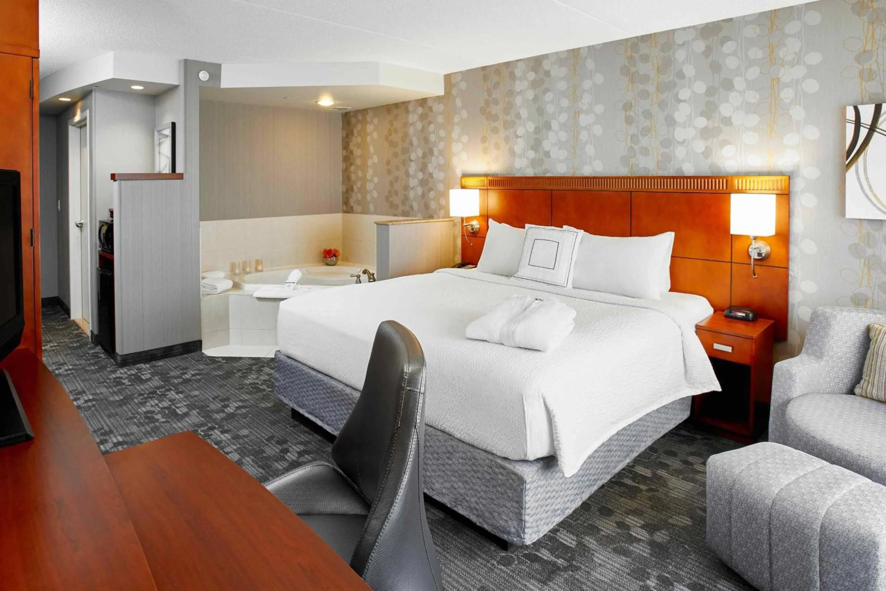 Swimming pool, Bed in Courtyard by Marriott Toronto Brampton
