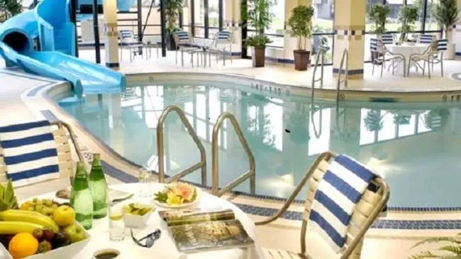 Swimming pool in Courtyard by Marriott Toronto Brampton
