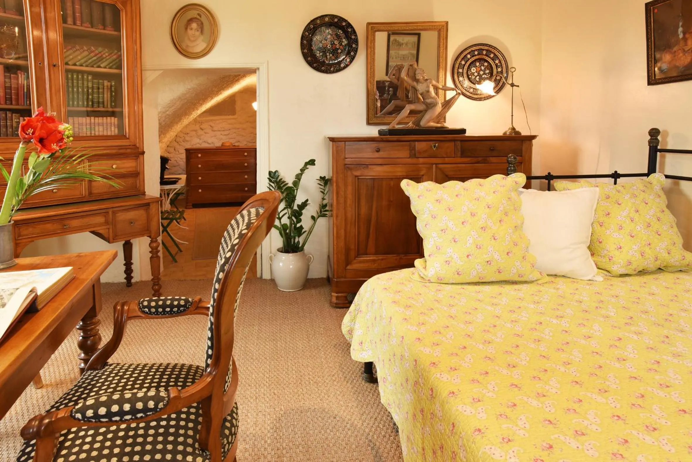 Photo of the whole room, Bed in Chez L'Antiquaire