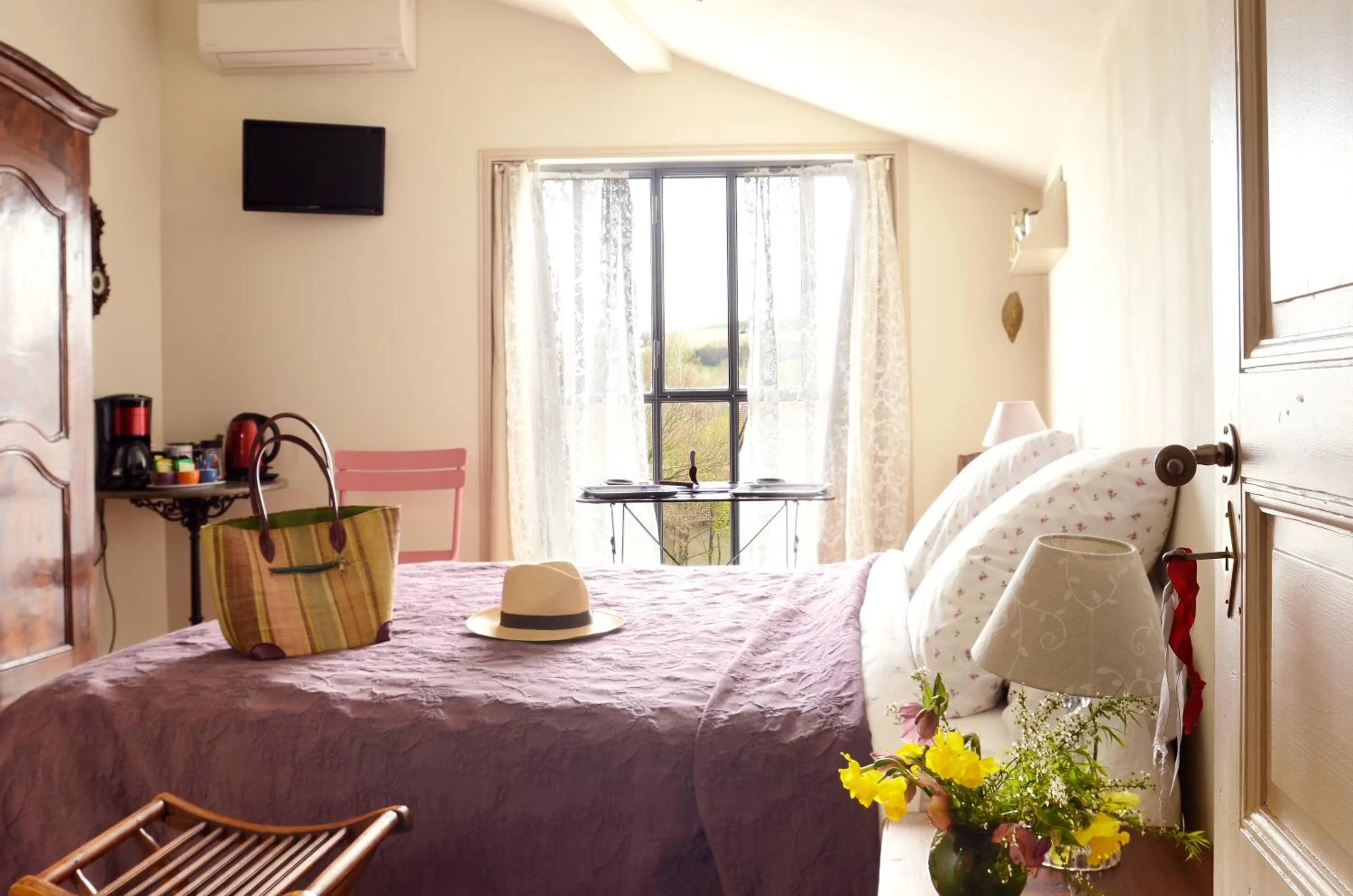 Photo of the whole room, Bed in Chez L'Antiquaire