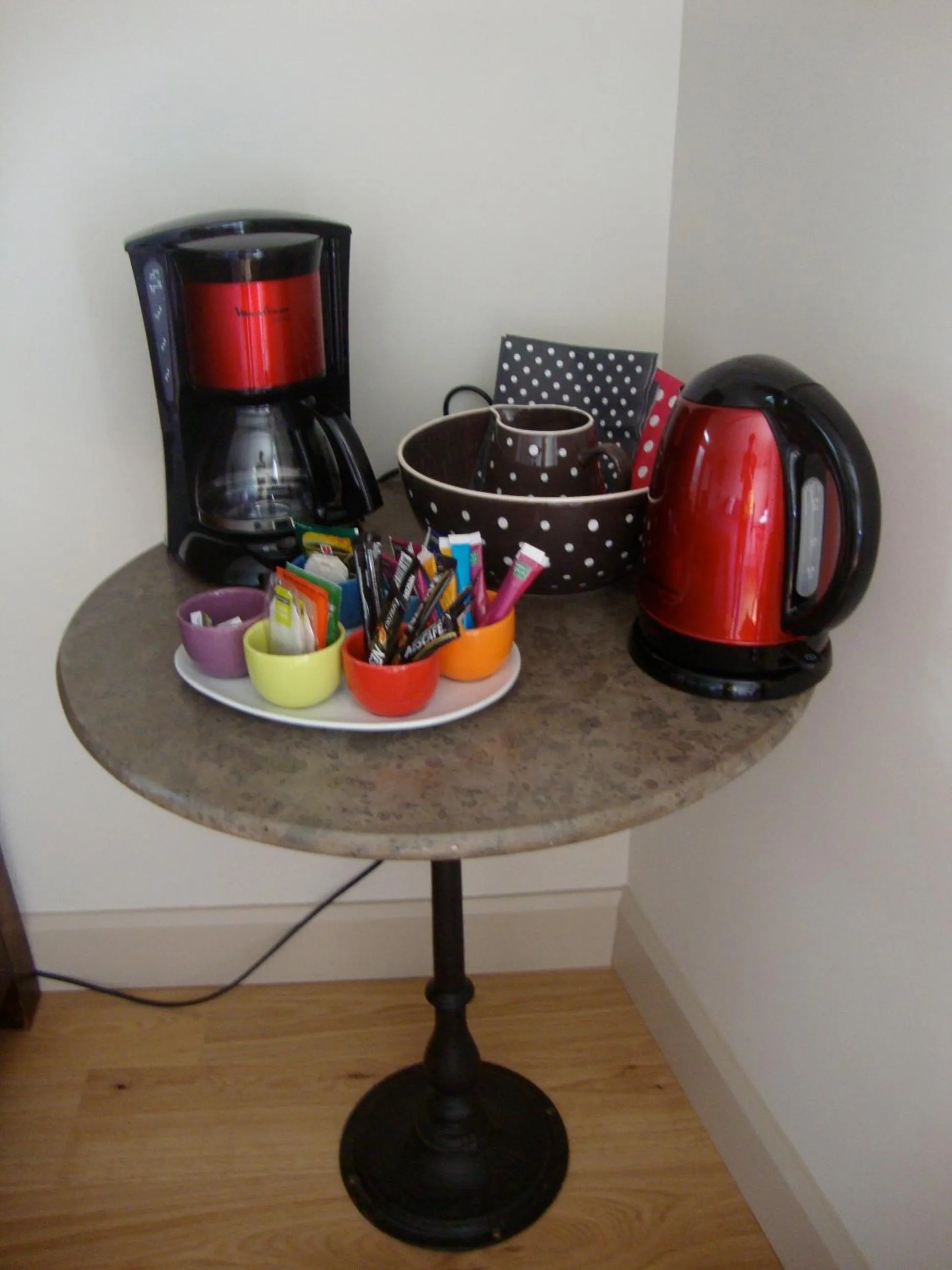 Coffee/tea facilities in Chez L'Antiquaire
