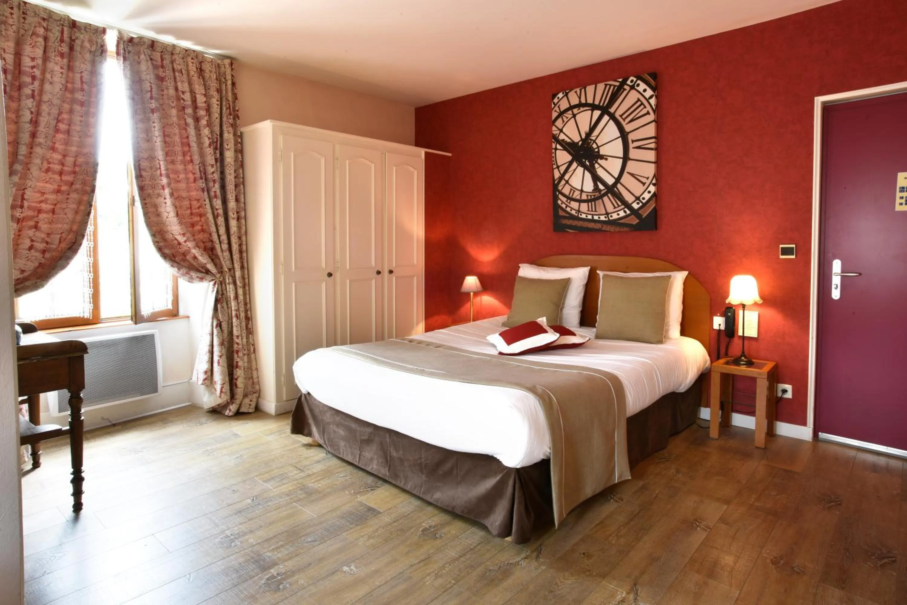 Bed in Logis Hôtel-Restaurant Le Relais