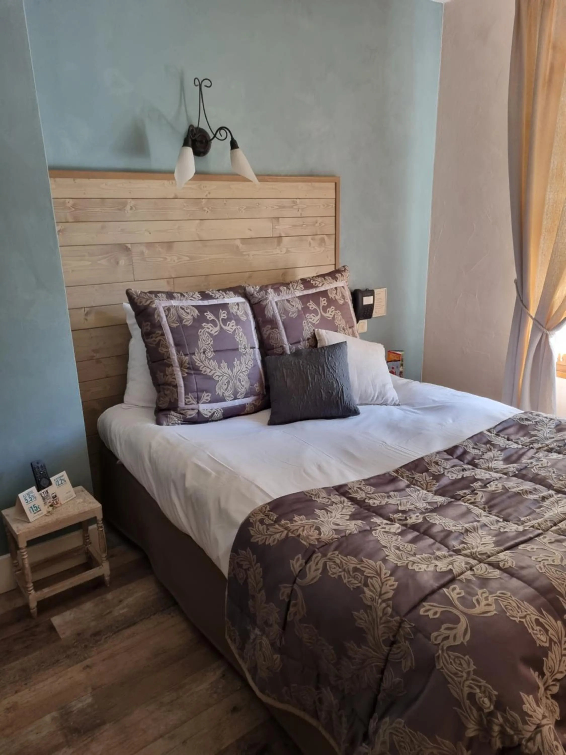 Bed in Logis Hôtel-Restaurant Le Relais