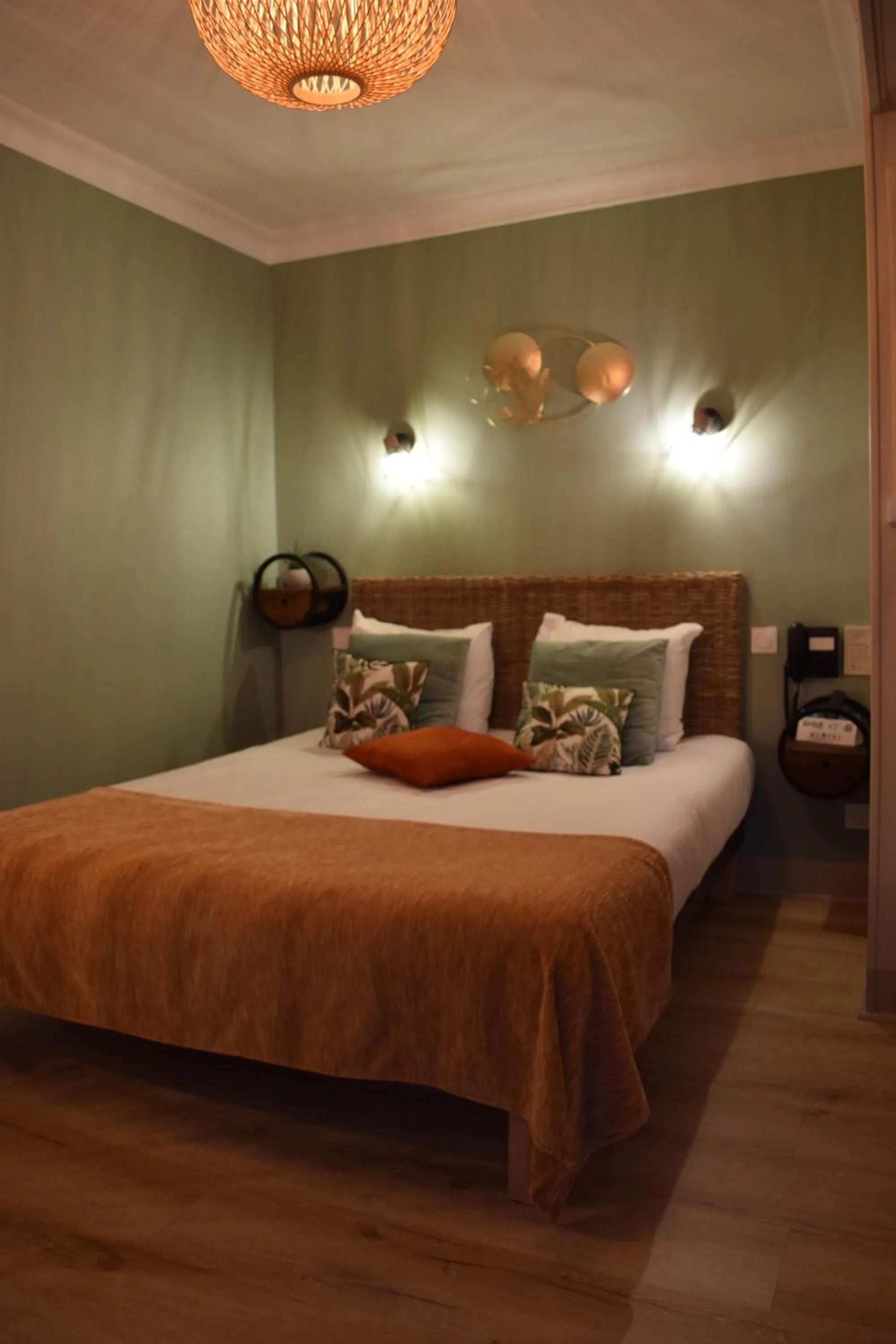 Bed in Logis Hôtel-Restaurant Le Relais