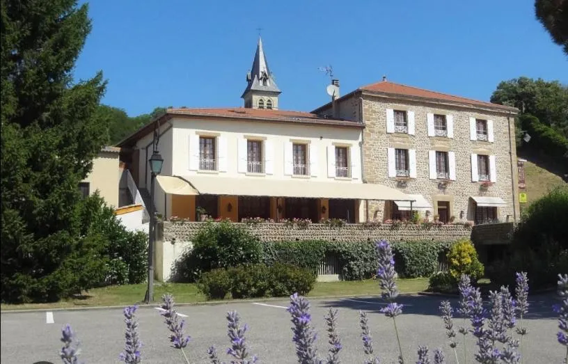 Property building in Logis Hôtel-Restaurant Le Relais