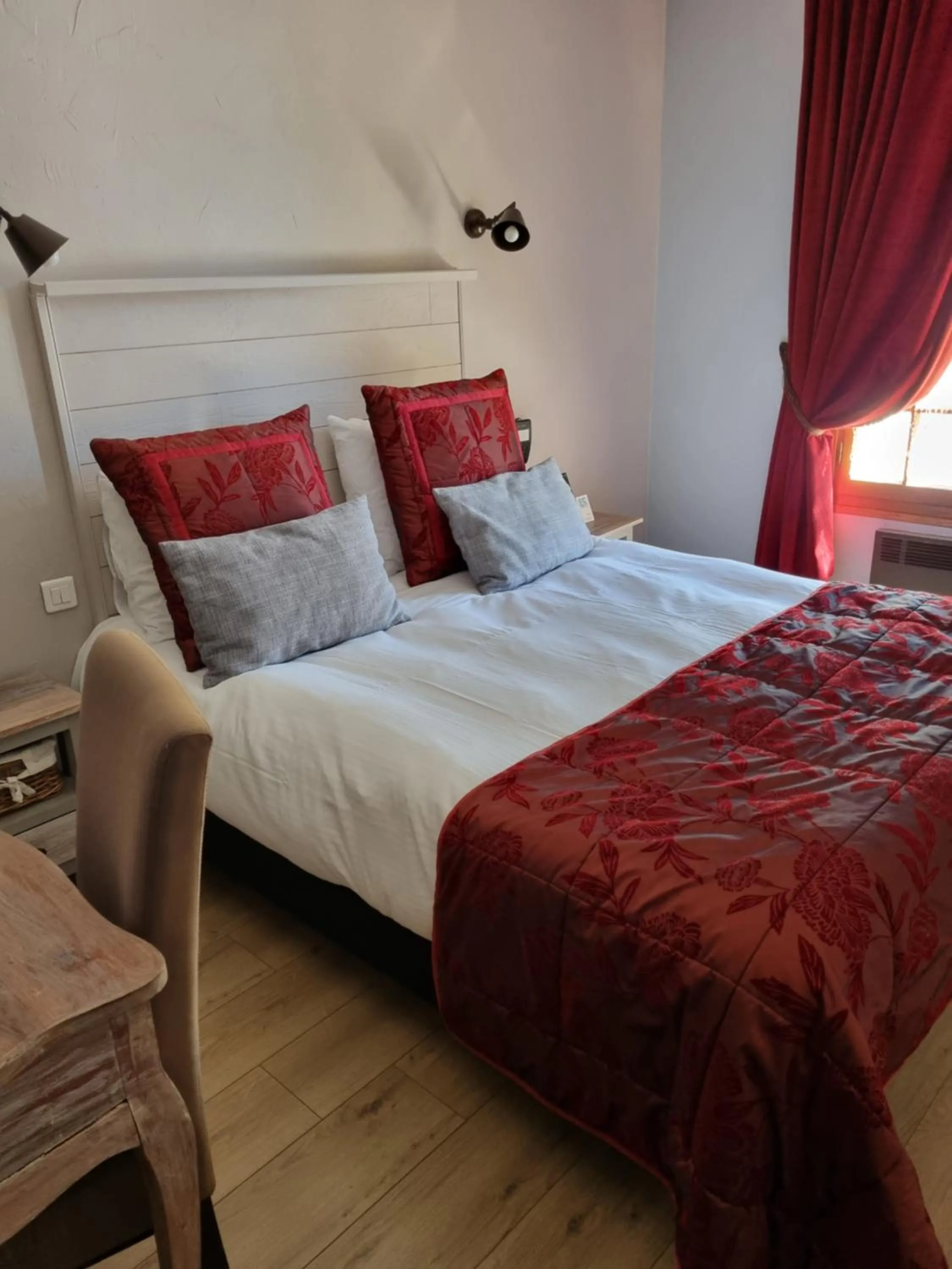 Bed in Logis Hôtel-Restaurant Le Relais