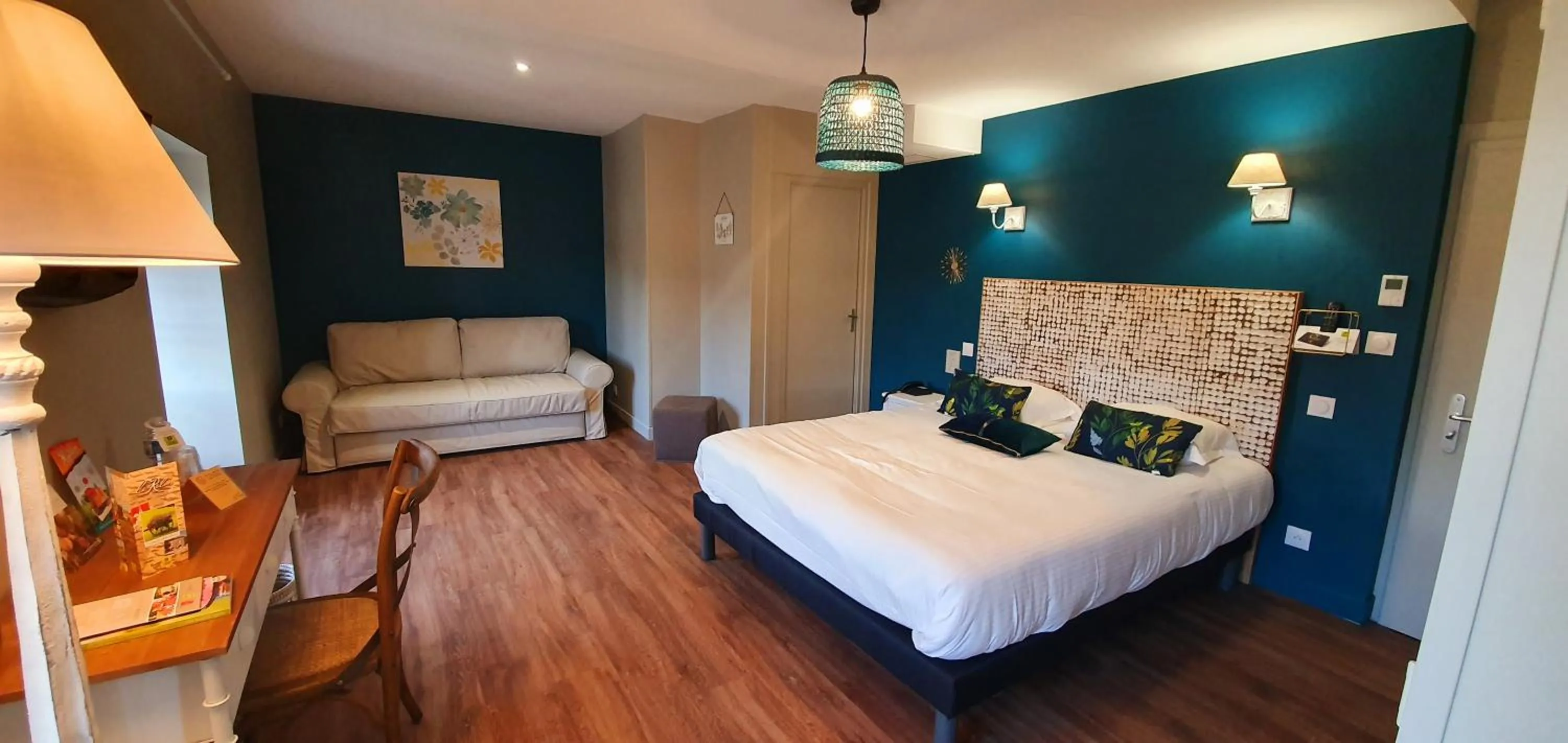 Bed in Logis Hôtel-Restaurant Le Relais