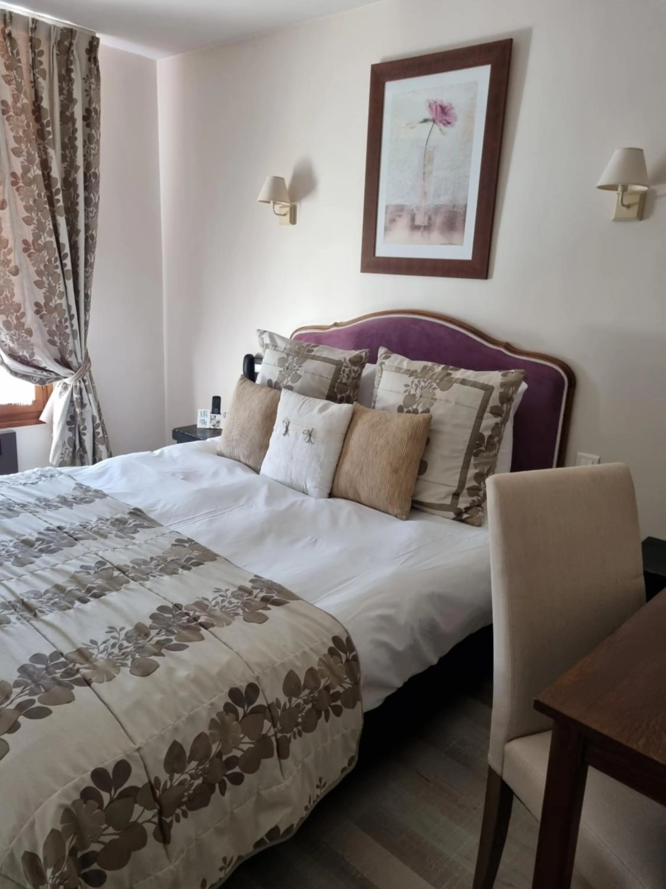 Bed in Logis Hôtel-Restaurant Le Relais