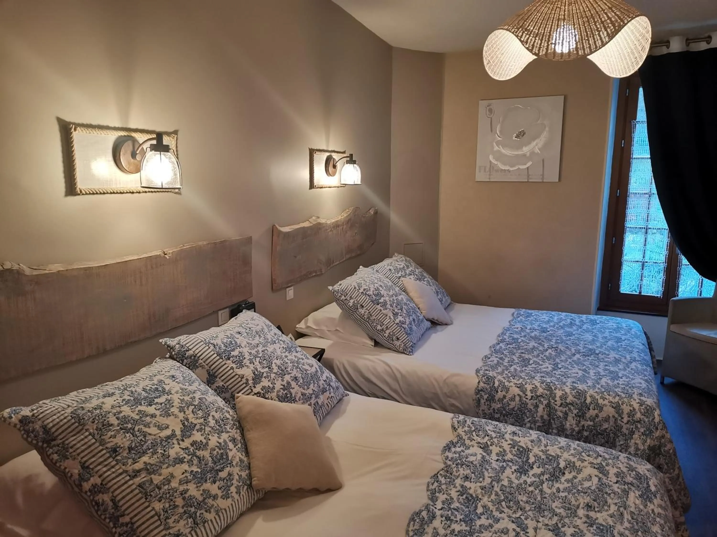 Family, Bed in Logis Hôtel-Restaurant Le Relais