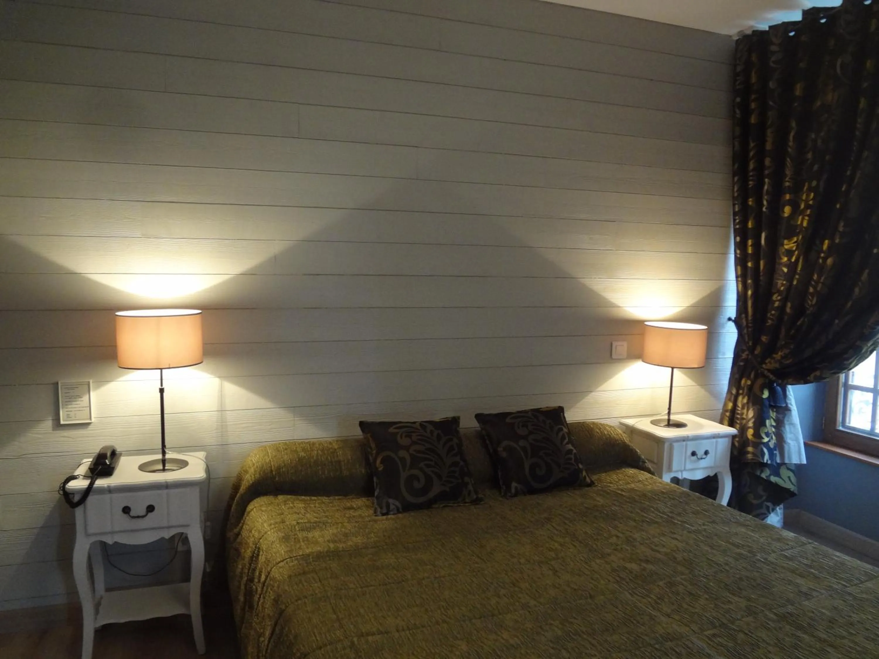 Bed in Logis Hôtel-Restaurant Le Relais