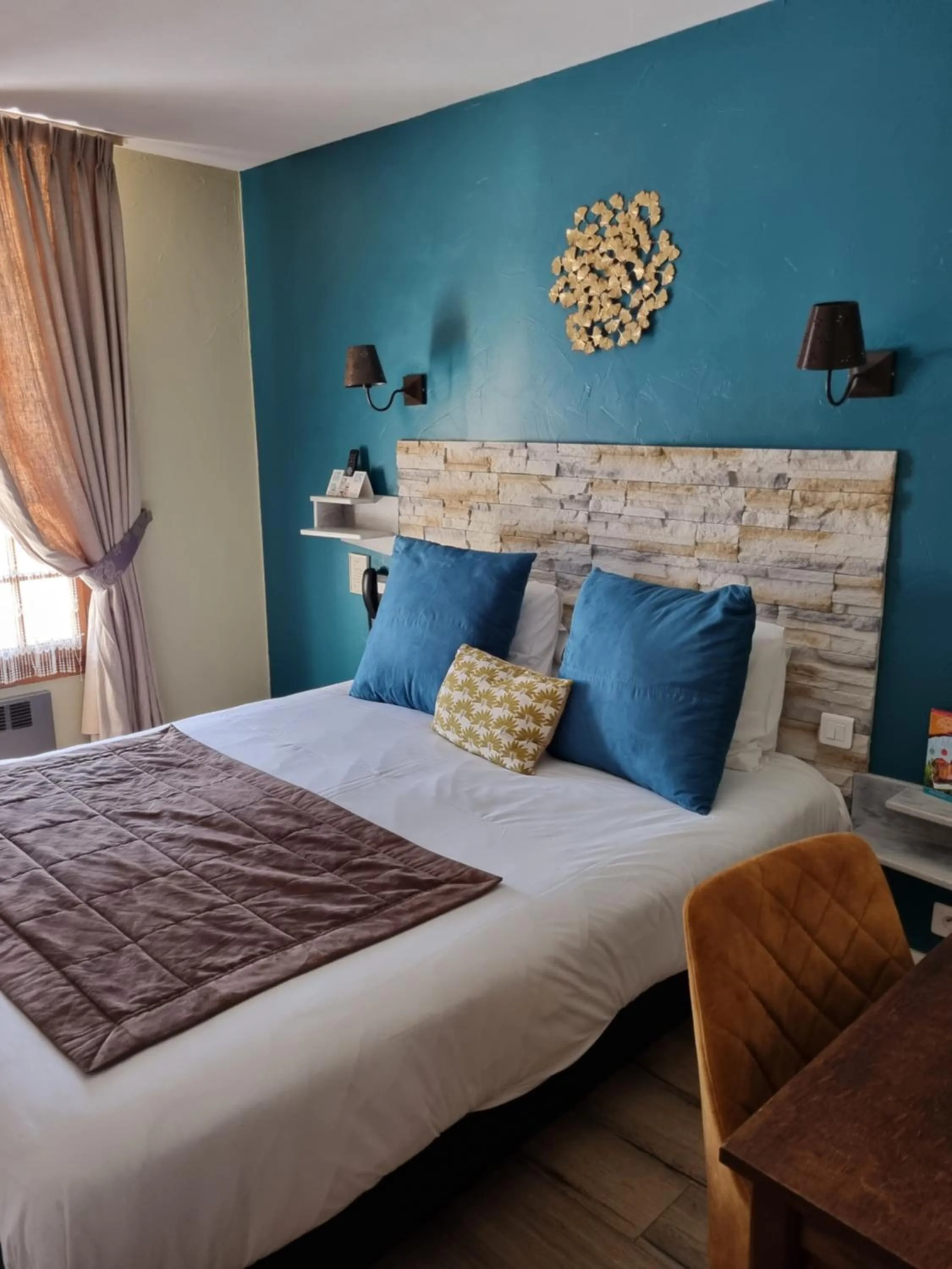 Bed in Logis Hôtel-Restaurant Le Relais