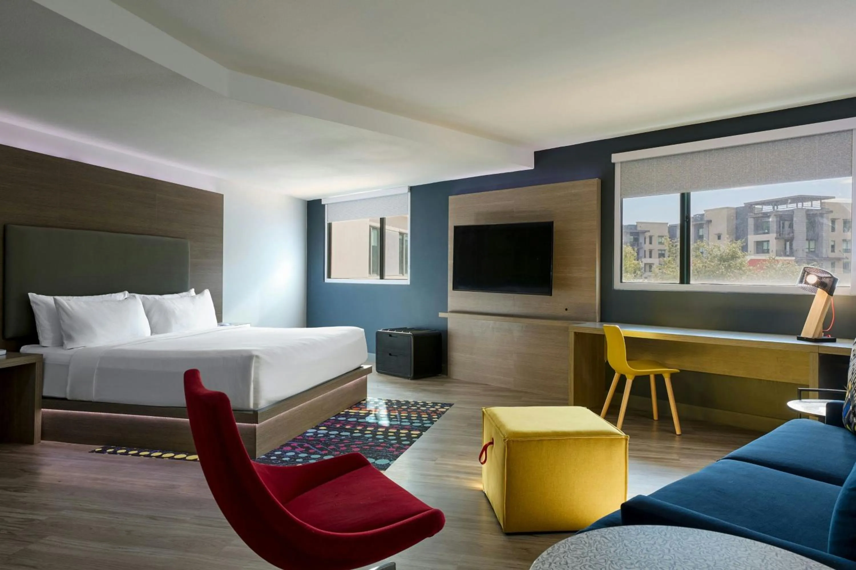 Swimming pool, Bed in Aloft Scottsdale