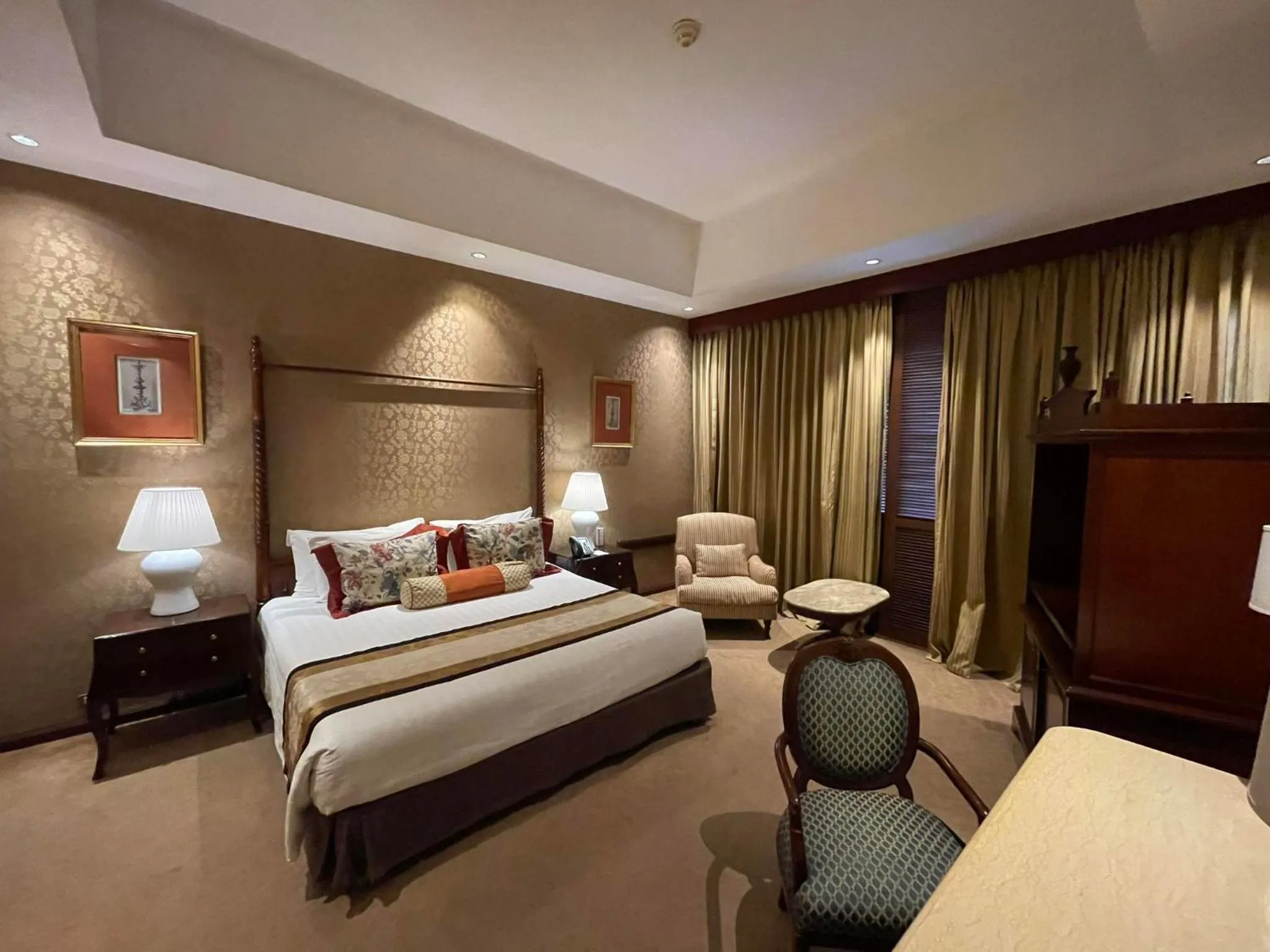 Bedroom, Bed in The Manila Hotel