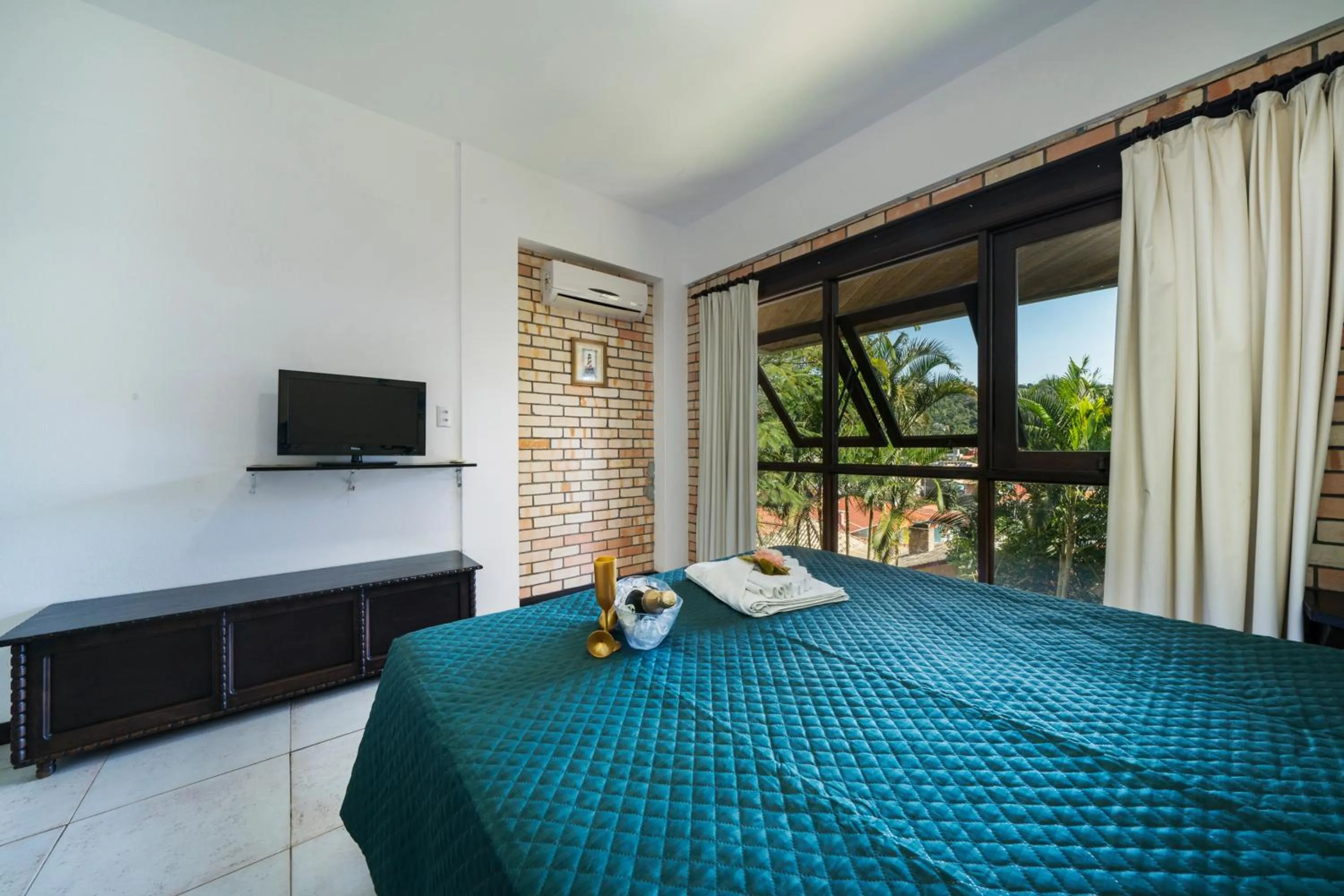 Photo of the whole room, Bed in Pousada Albacora