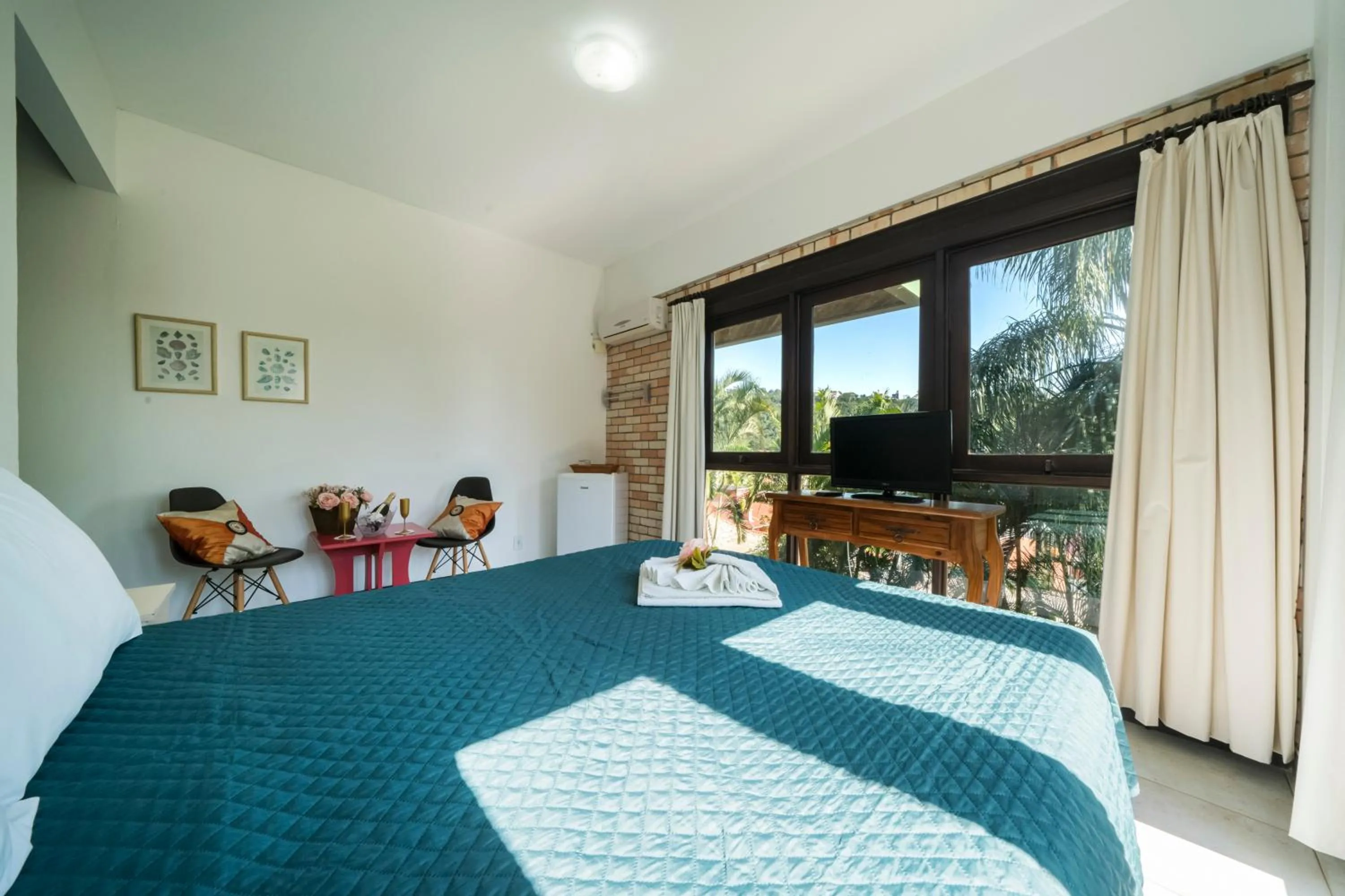 Photo of the whole room, Bed in Pousada Albacora