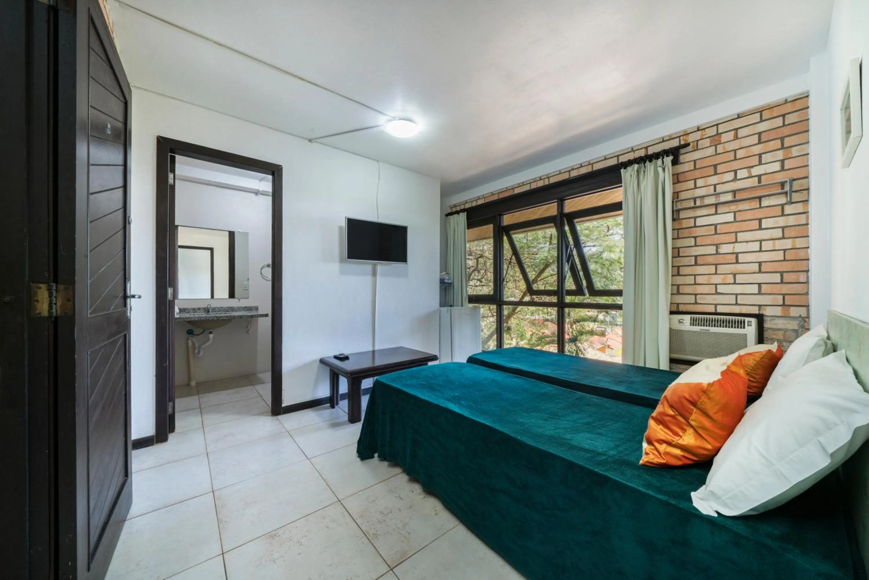 Photo of the whole room, Bed in Pousada Albacora