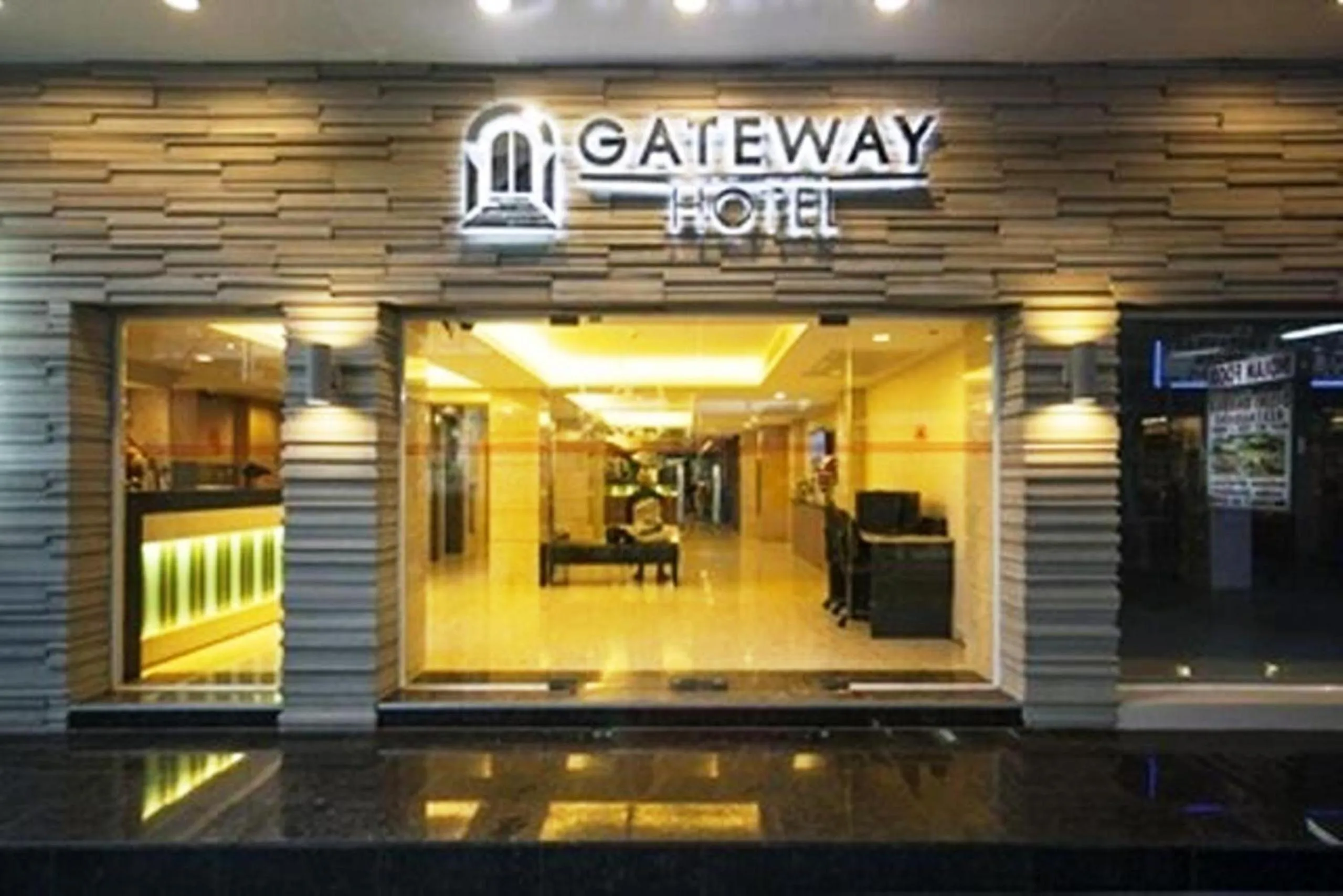 Facade/entrance in Gateway Hotel Pratunam