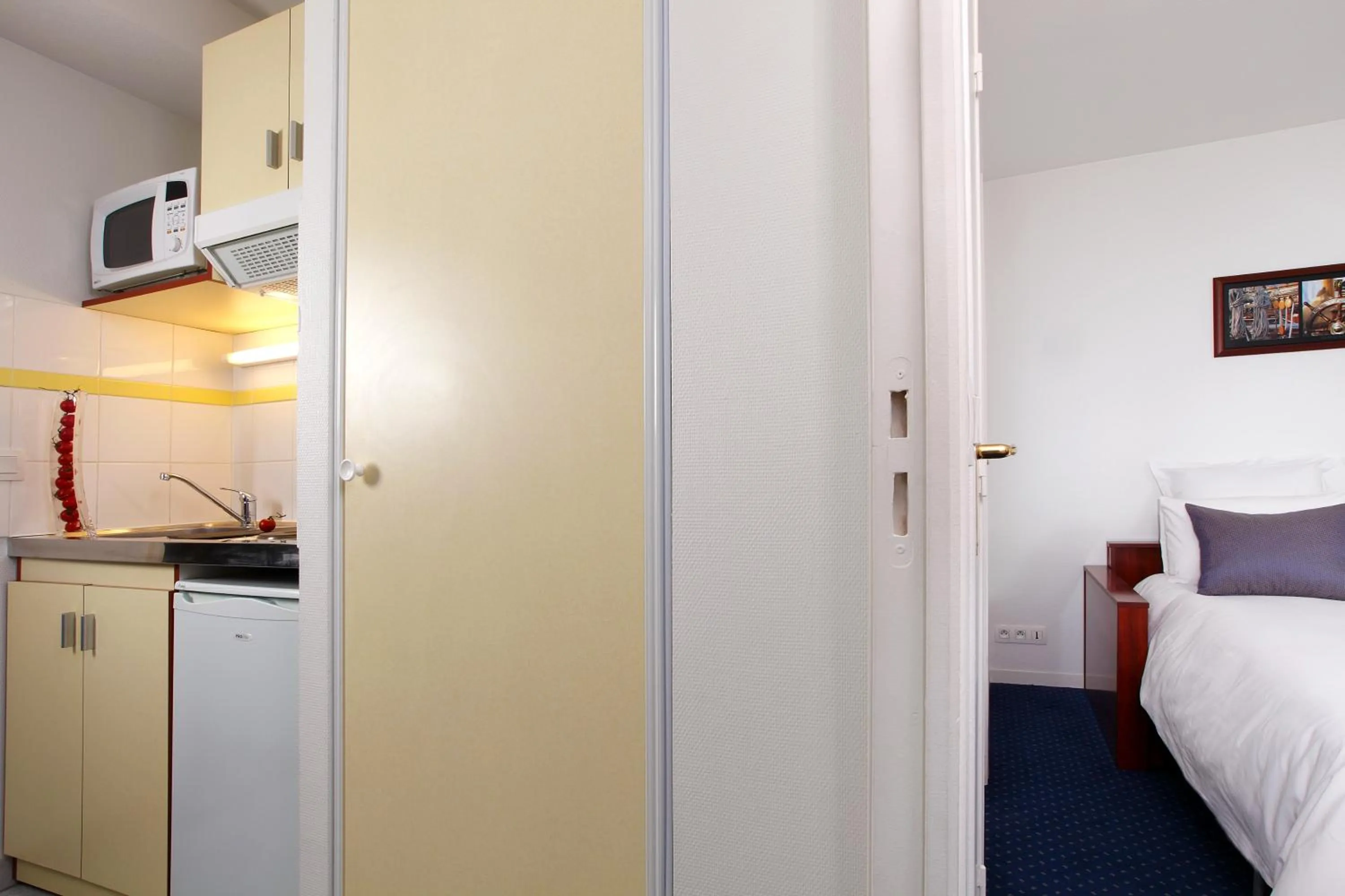 Kitchen or kitchenette, Bed in Appart'City Classic Clermont Ferrand Centre