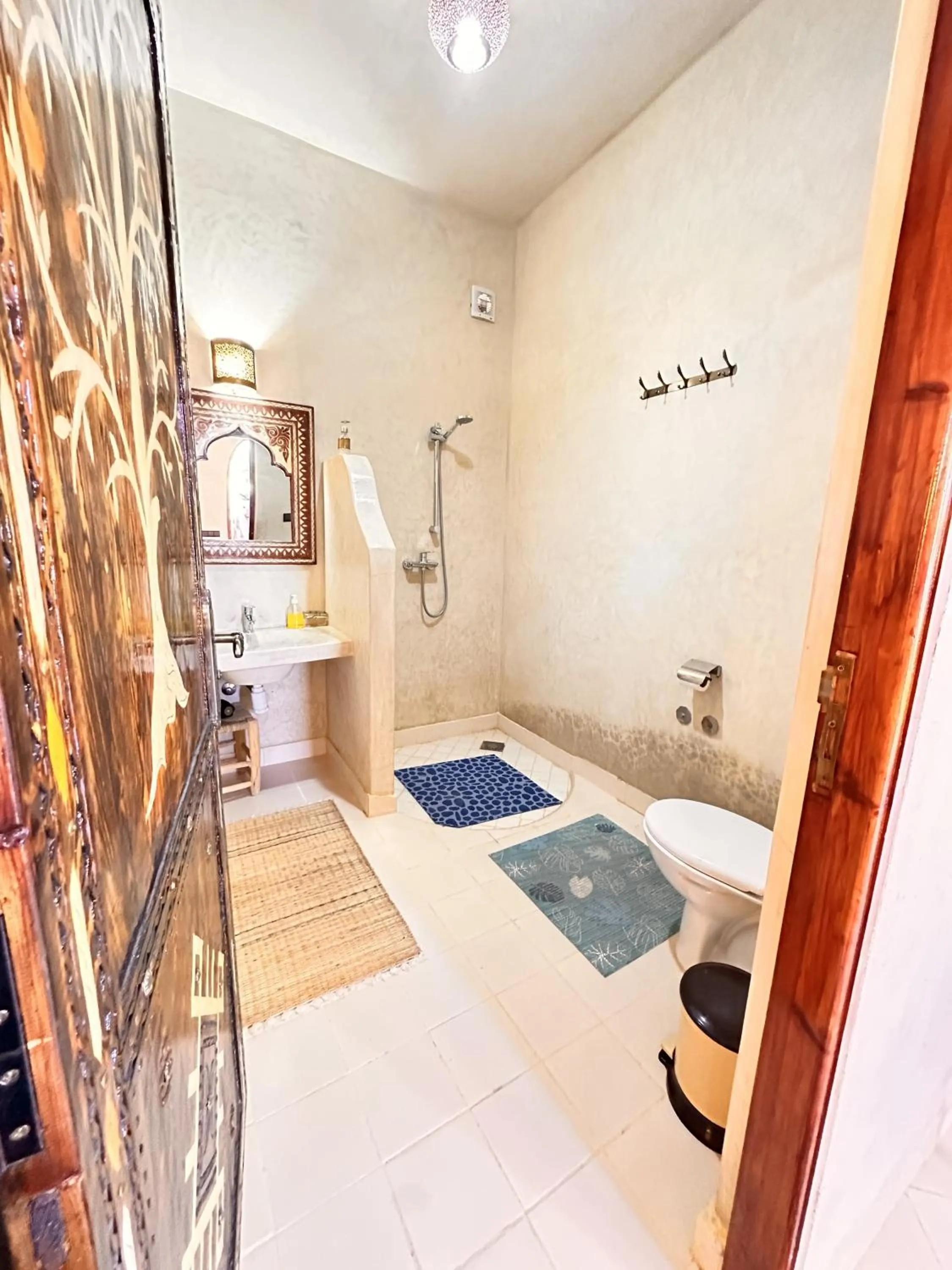Shower, Bed in Oasis Tilogui-Luxury Hotel Restaurant and Desert Excursions In Zagora