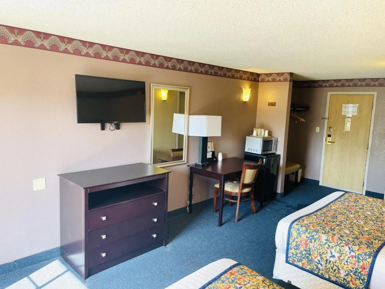 Photo of the whole room, Bed in OK Hotel