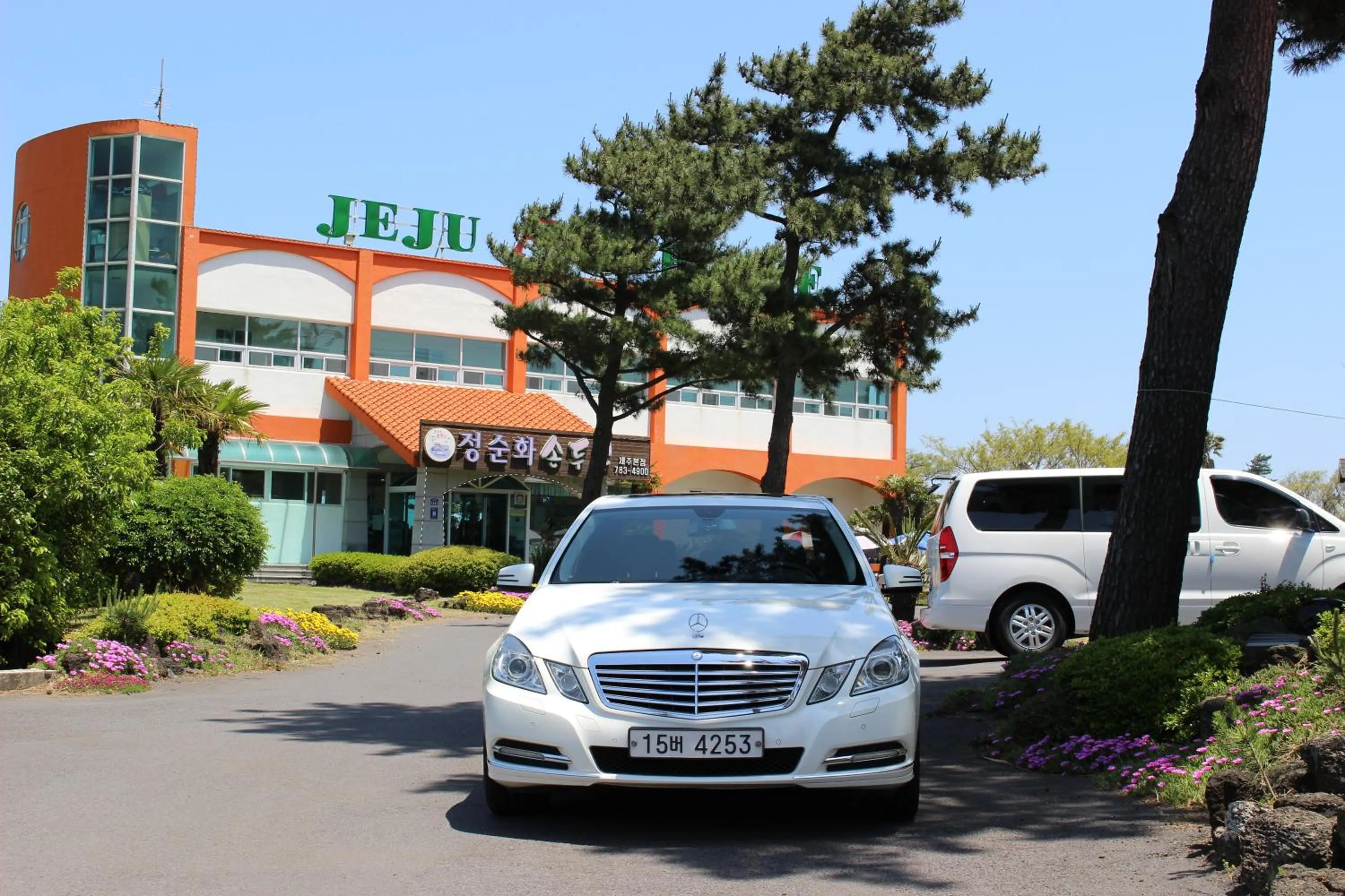Facade/entrance in Jeju Feel House