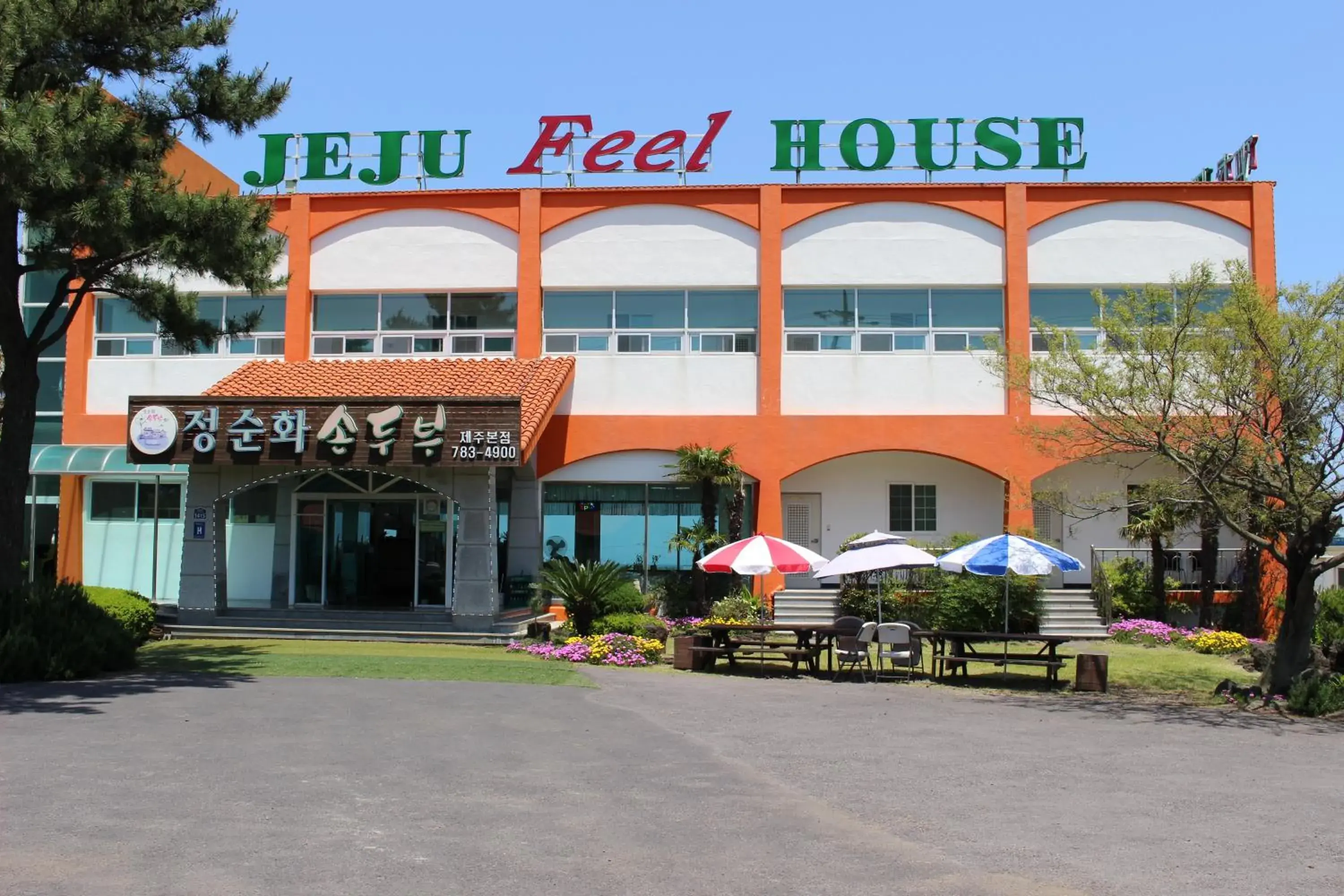 Facade/entrance in Jeju Feel House Facade/entrance in Jeju Feel House