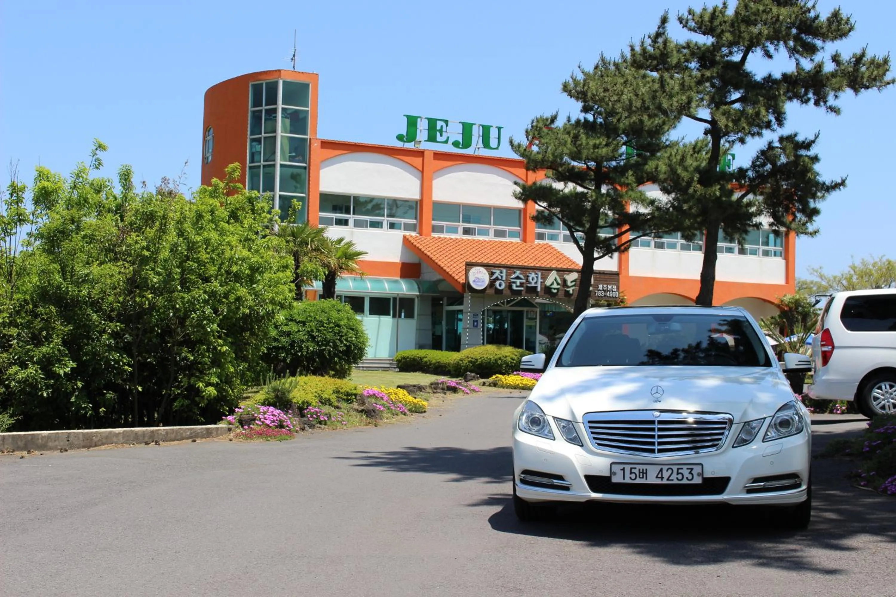 Facade/entrance in Jeju Feel House