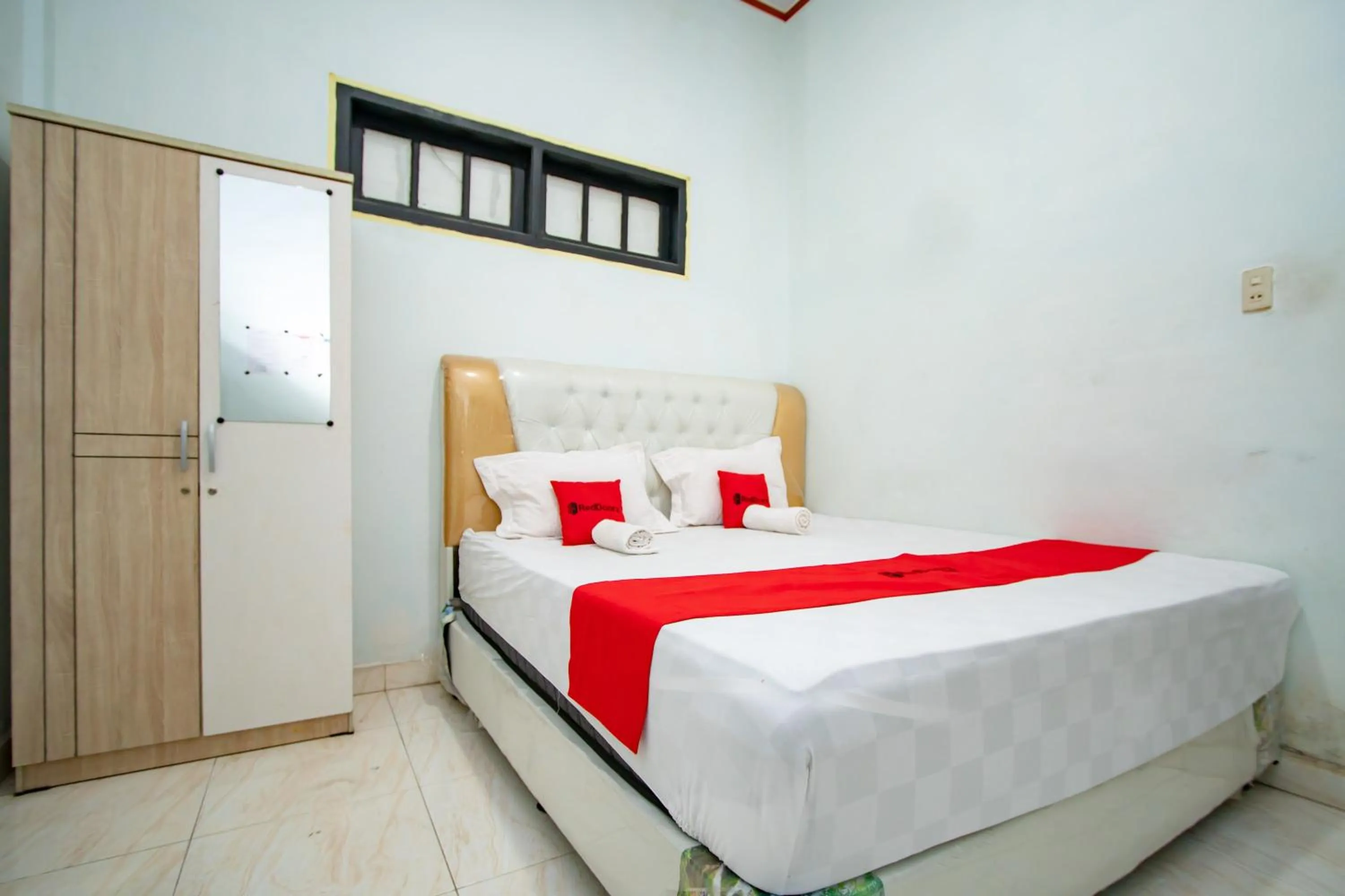 Bedroom, Bed in RedDoorz Syariah near Danau Lut Tawar Takengon