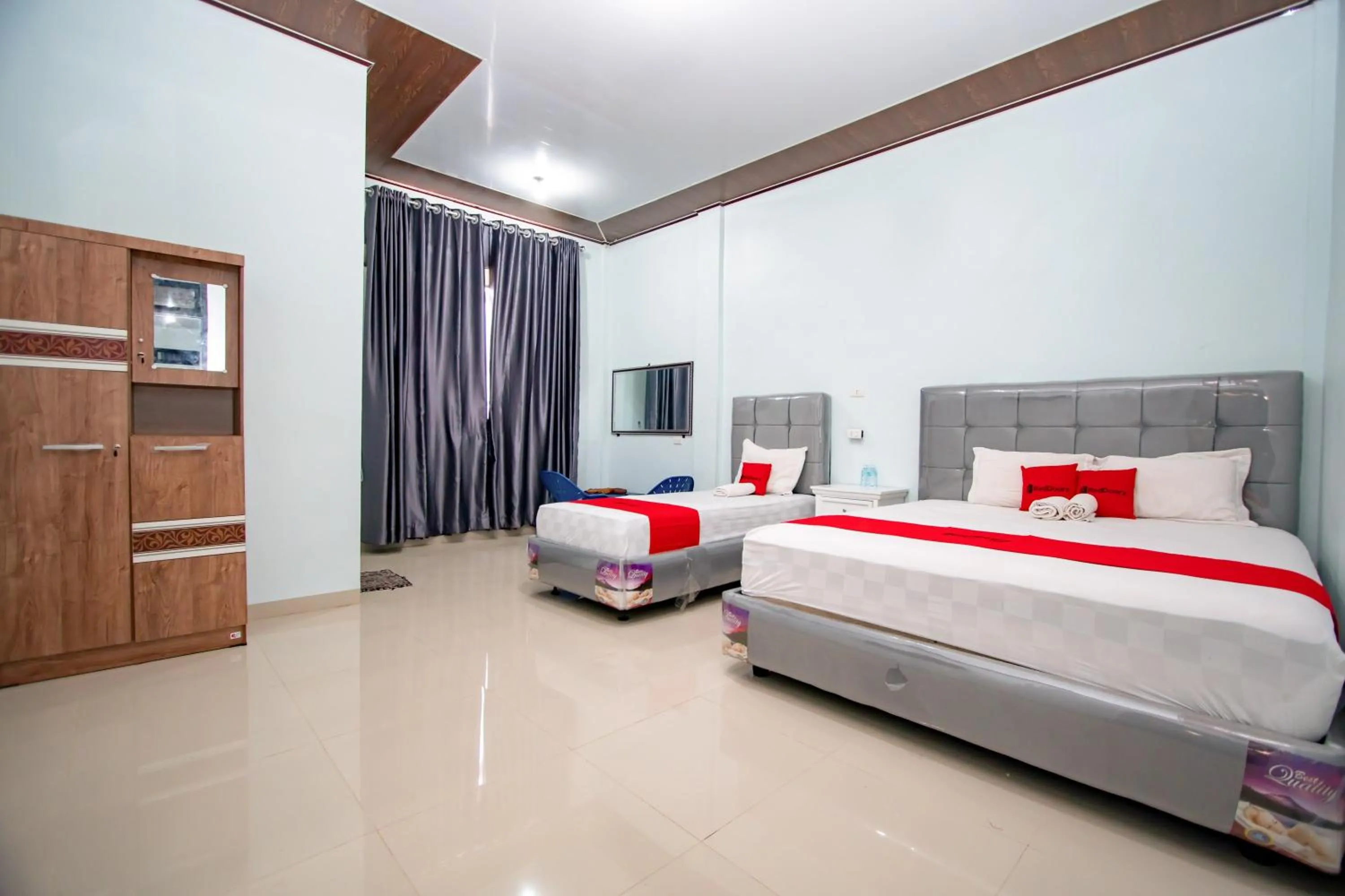 Bedroom, Bed in RedDoorz Syariah near Danau Lut Tawar Takengon