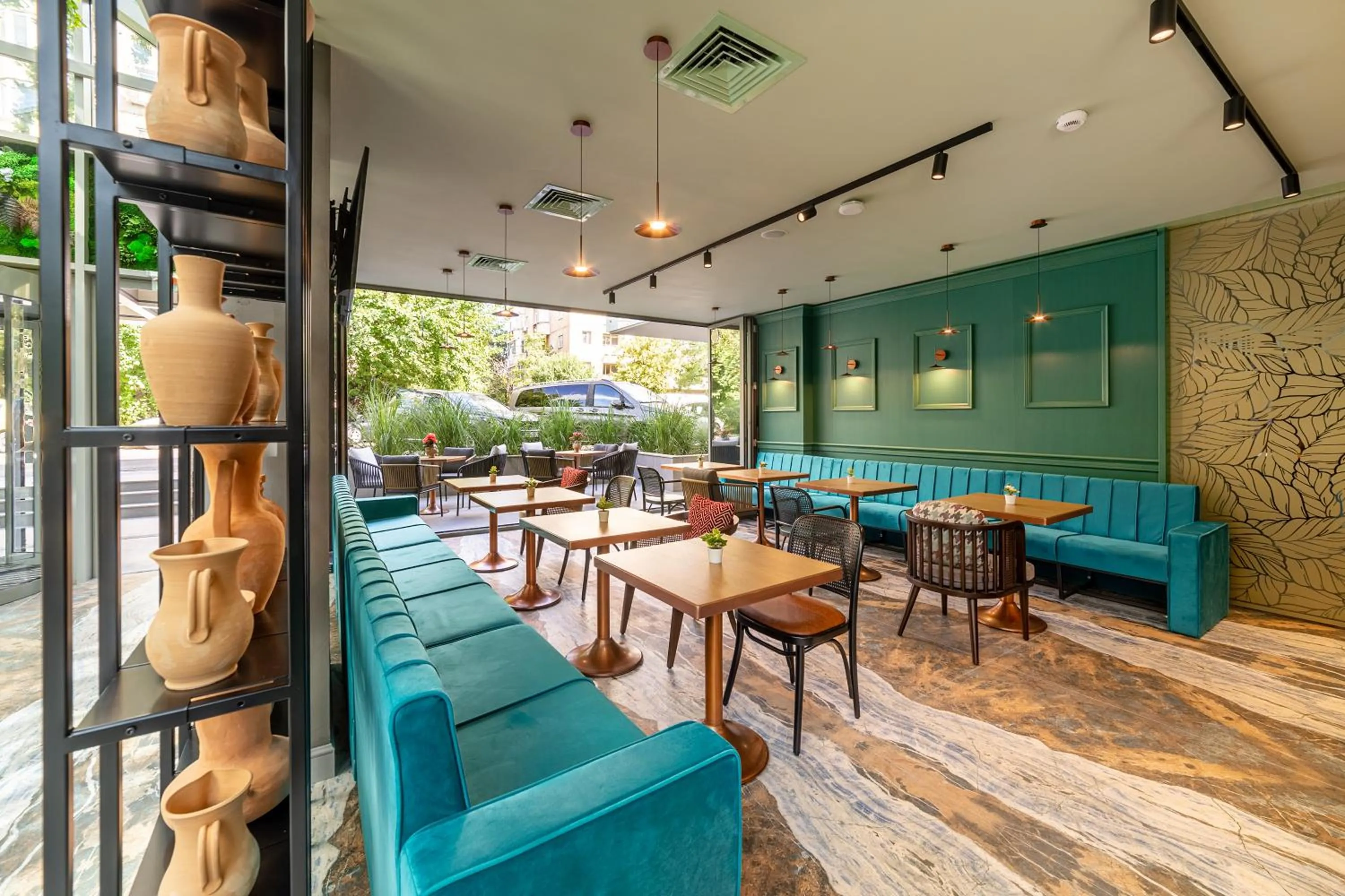 Lounge or bar in Tomis Garden Bucuresti