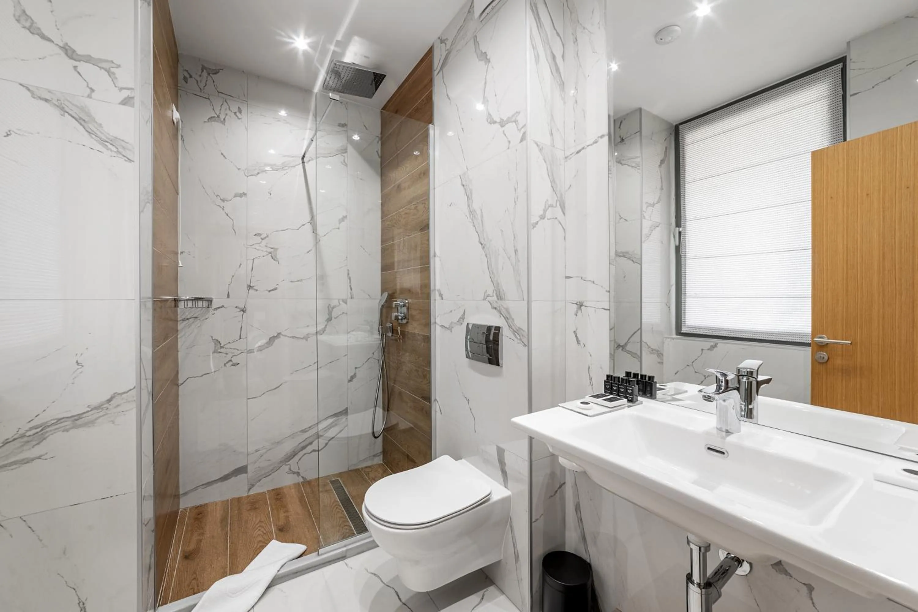 Bathroom in Tomis Garden Bucuresti