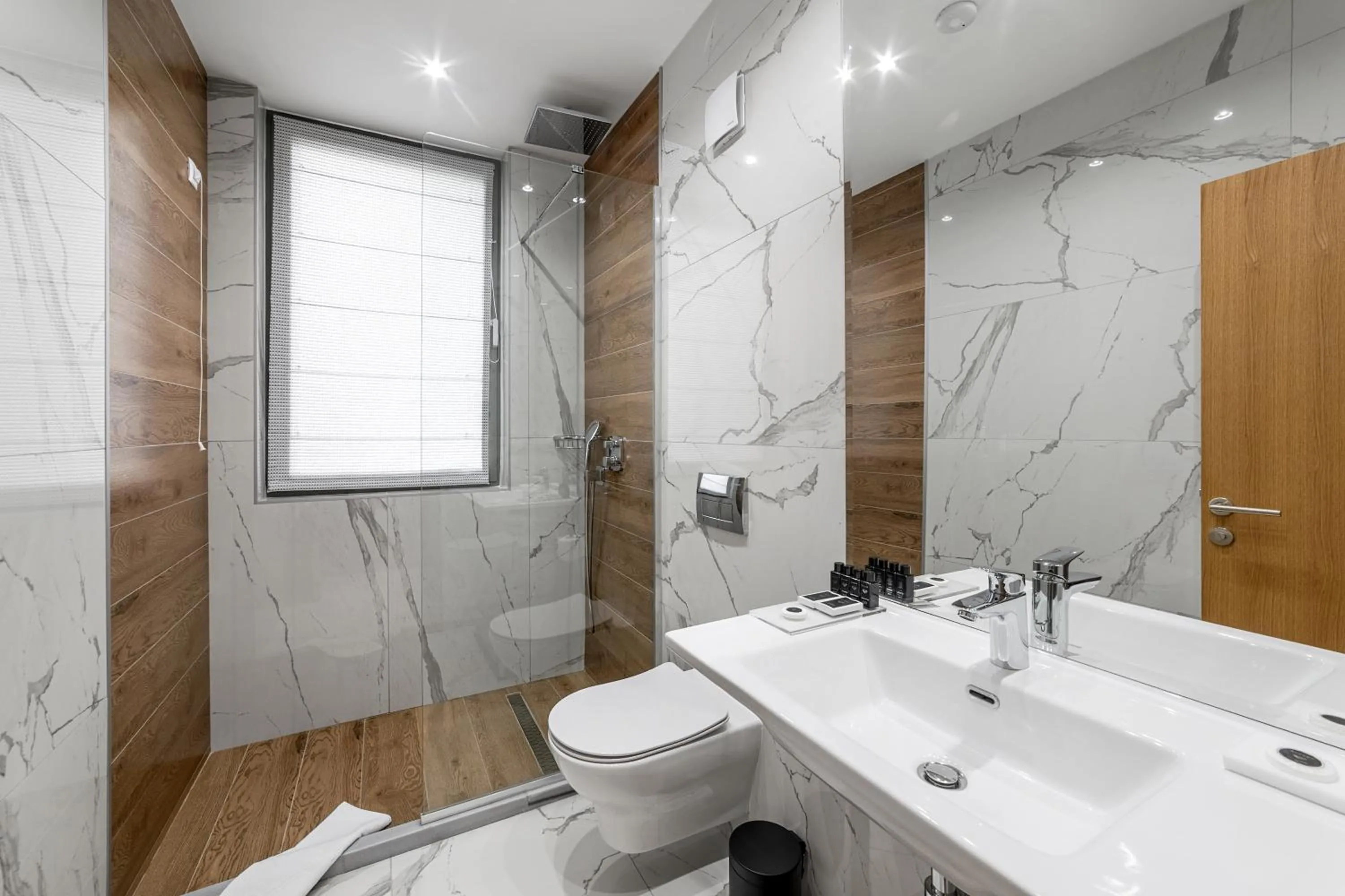 Bathroom in Tomis Garden Bucuresti