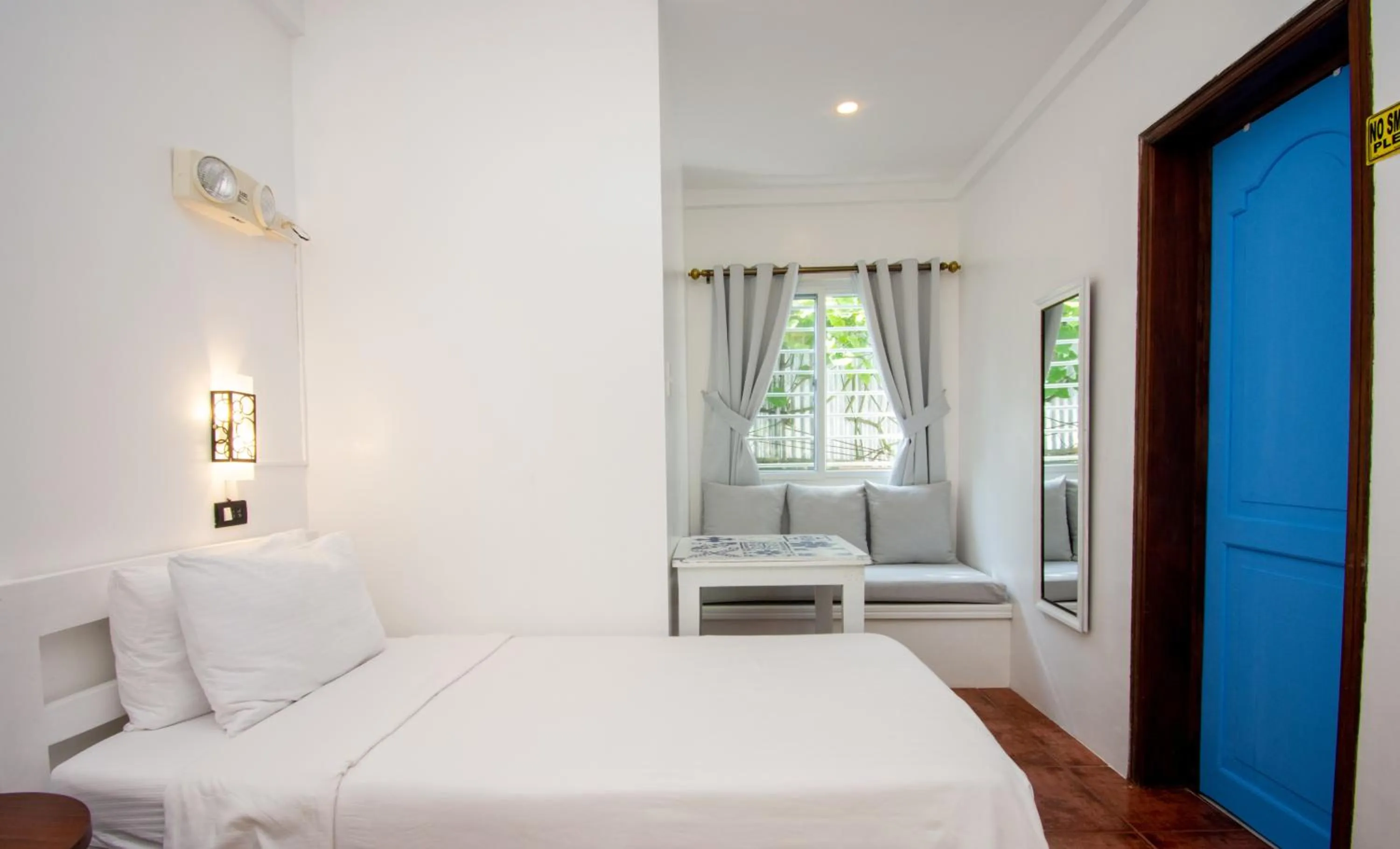 Dining area, Bed in Lanterna Hotel Boracay