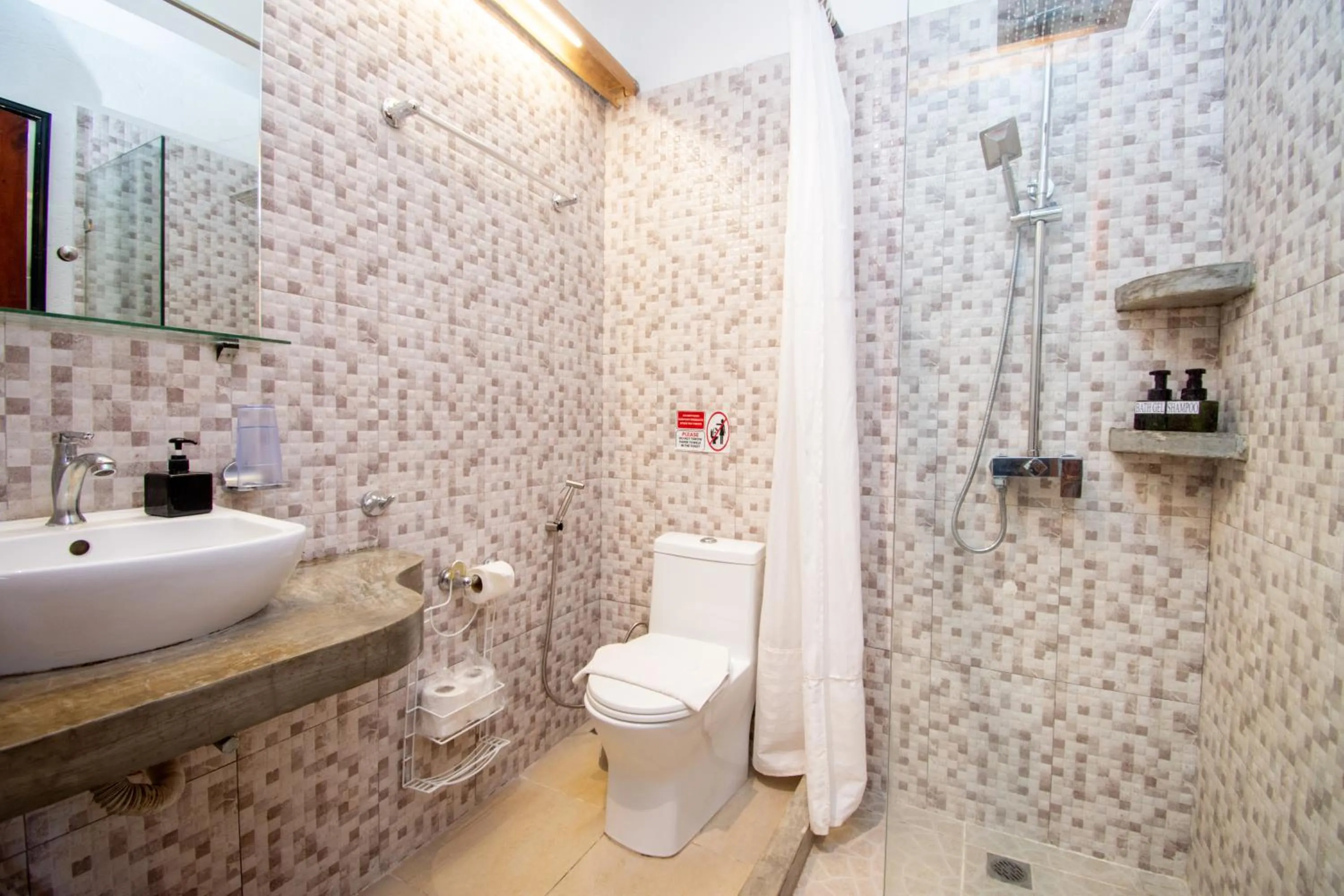 Shower in Lanterna Hotel Boracay